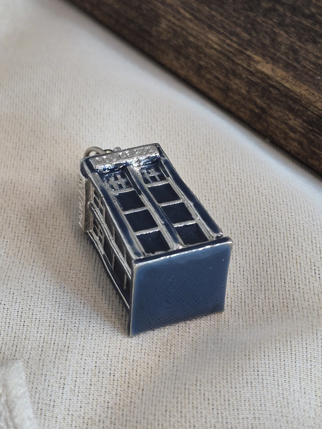 Doctor Who 3D Tardis Police Box Pendant with Green Crystal Gem - photo 2