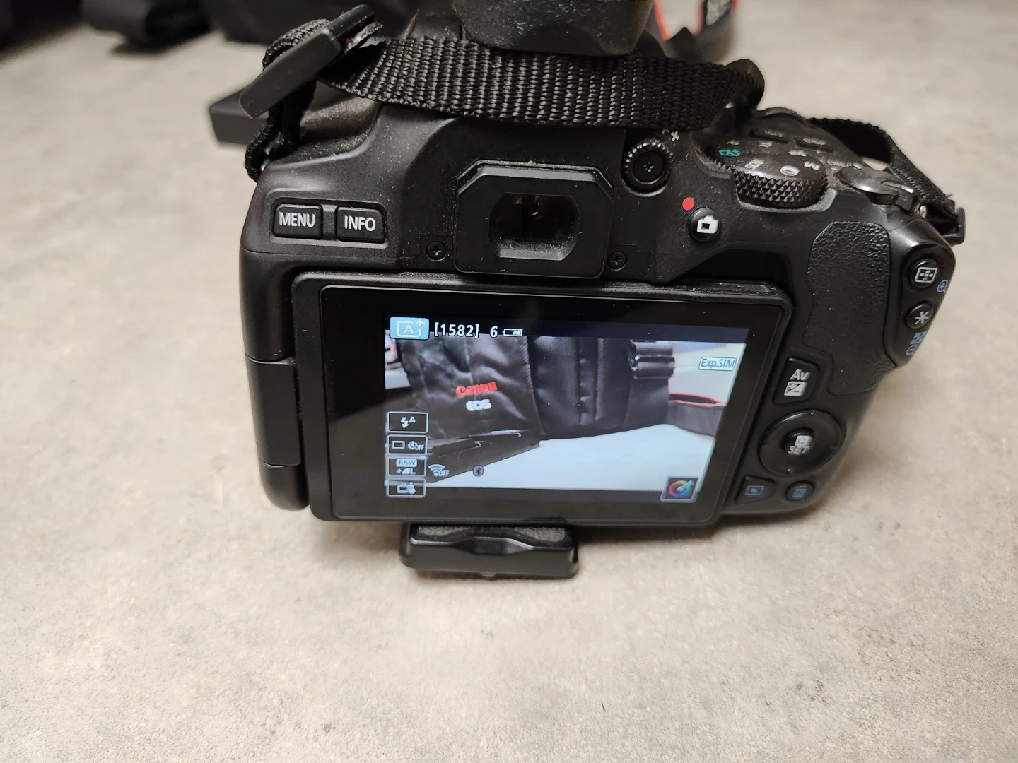 Canon EOS Rebel SL3 Camera Kit with Lens and Flash - photo 3