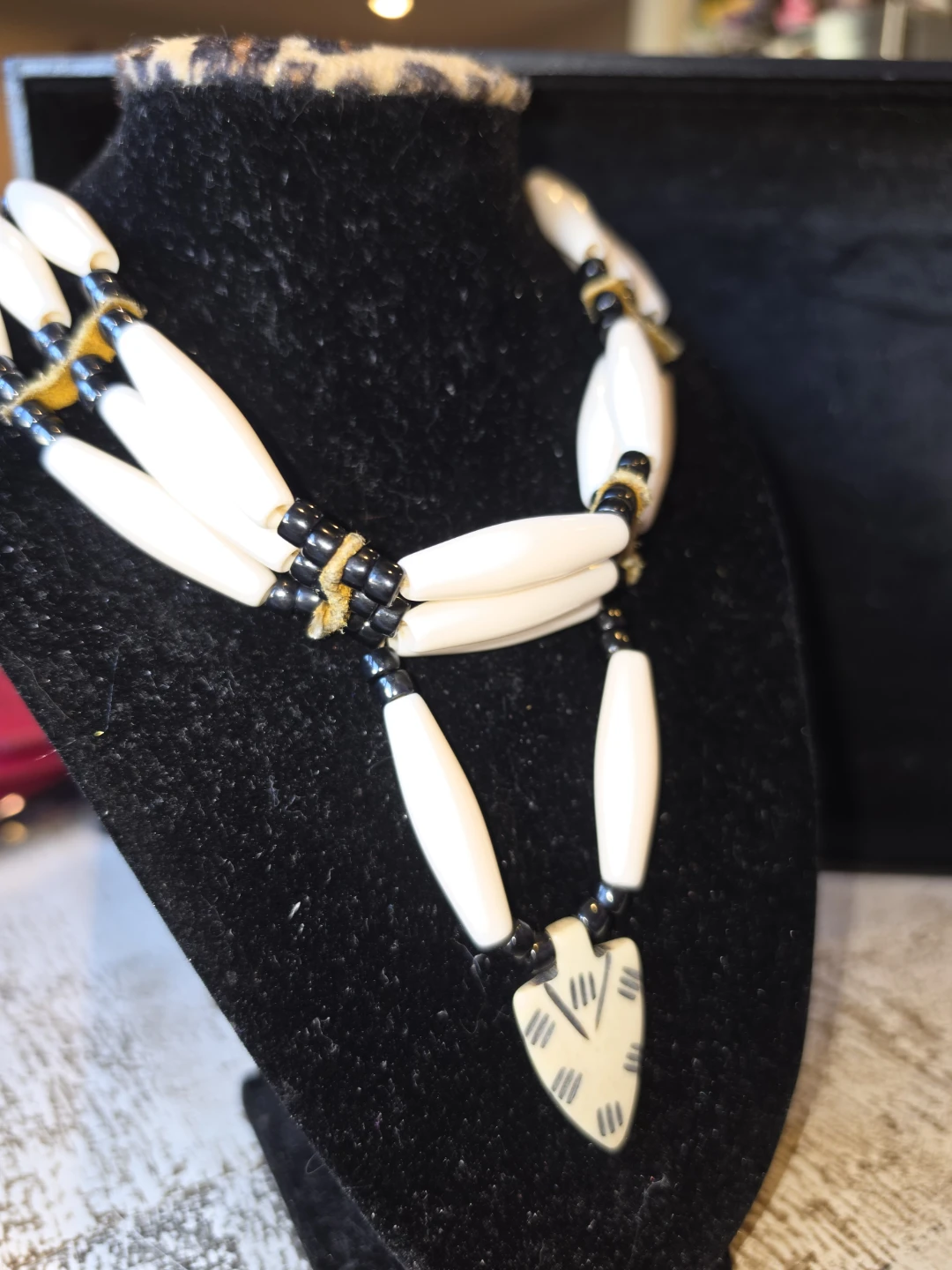 Indigenous-style bone bead choker necklace - photo 2