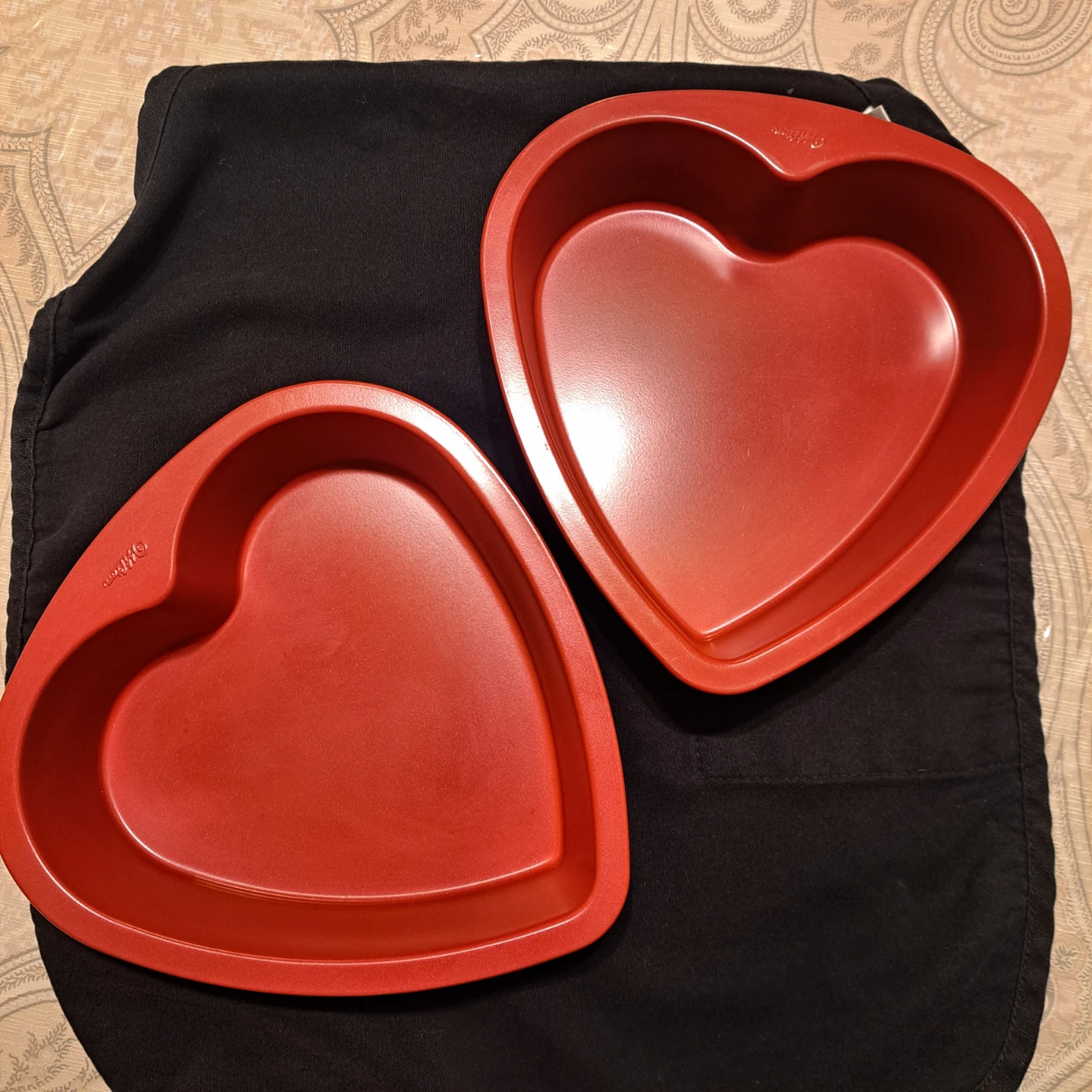 Wilton heart-shaped cake pans set