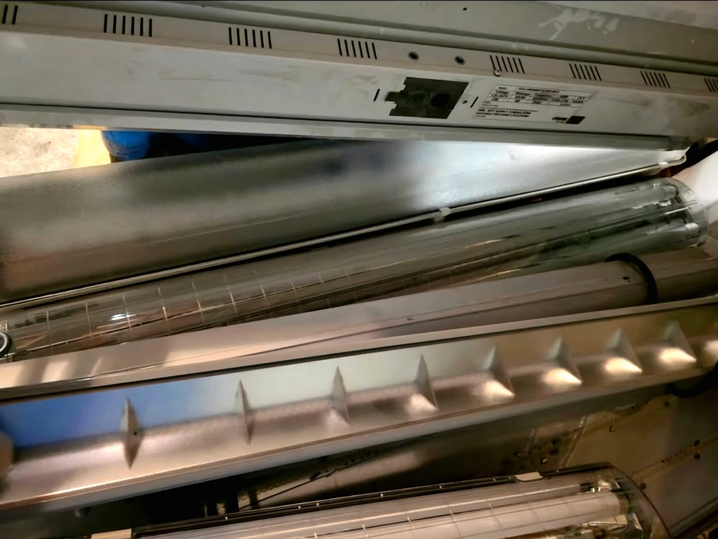 White 8ft LED Wrap-Around Shop Light - photo 4