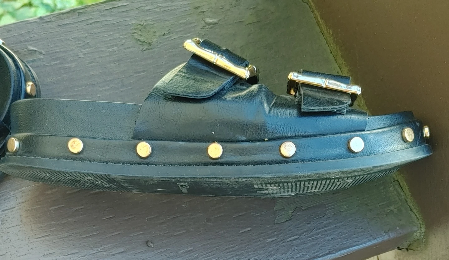BCBGeneration black sandals with gold buckles - photo 3