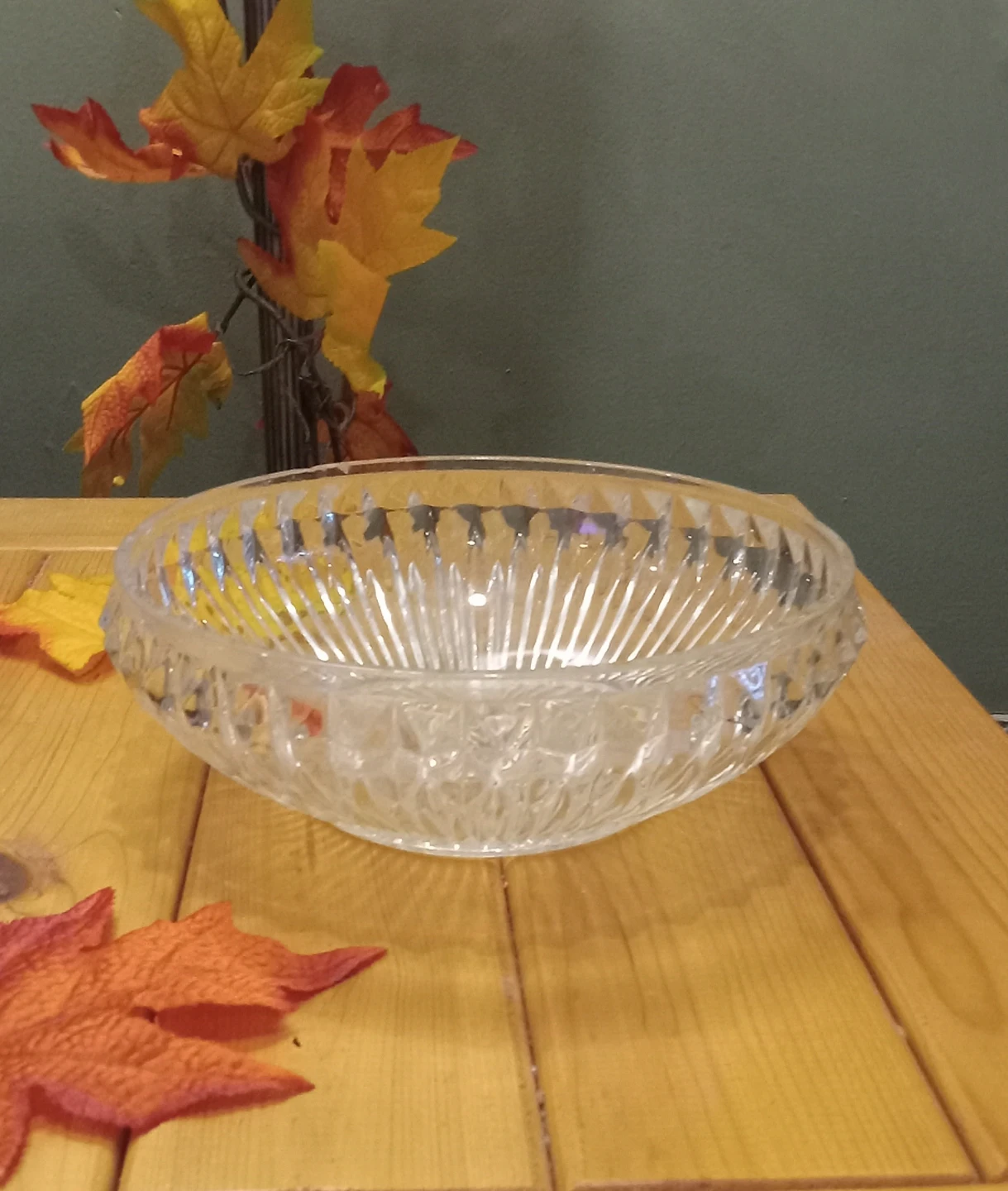 Decorative glass bowl