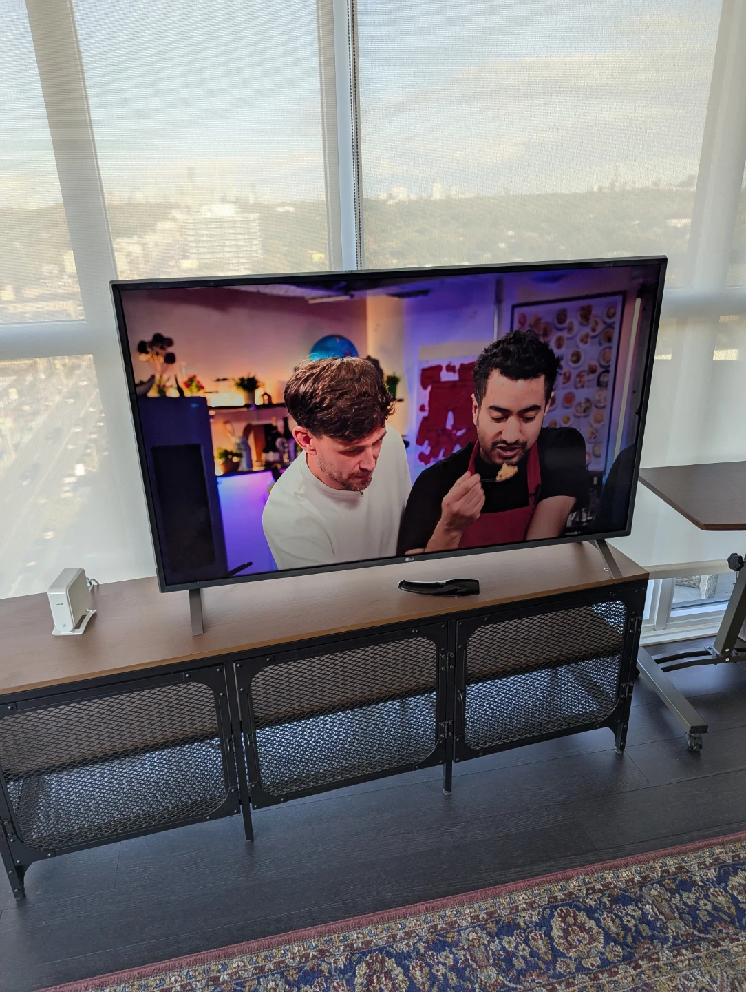 LG 49-inch 4K Smart TV - photo 2
