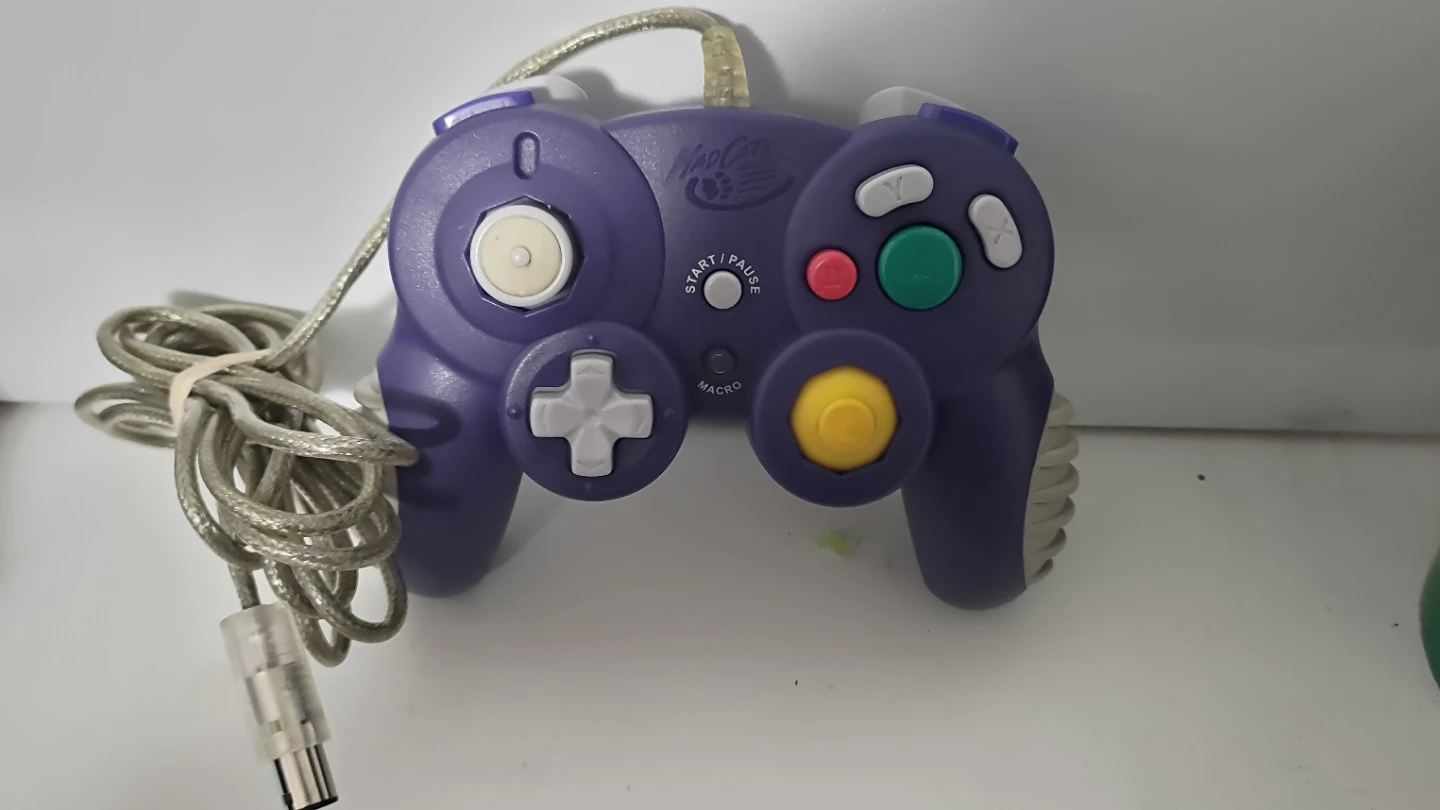 Mad Catz GameCube Controller and no-original PS 4 Controller