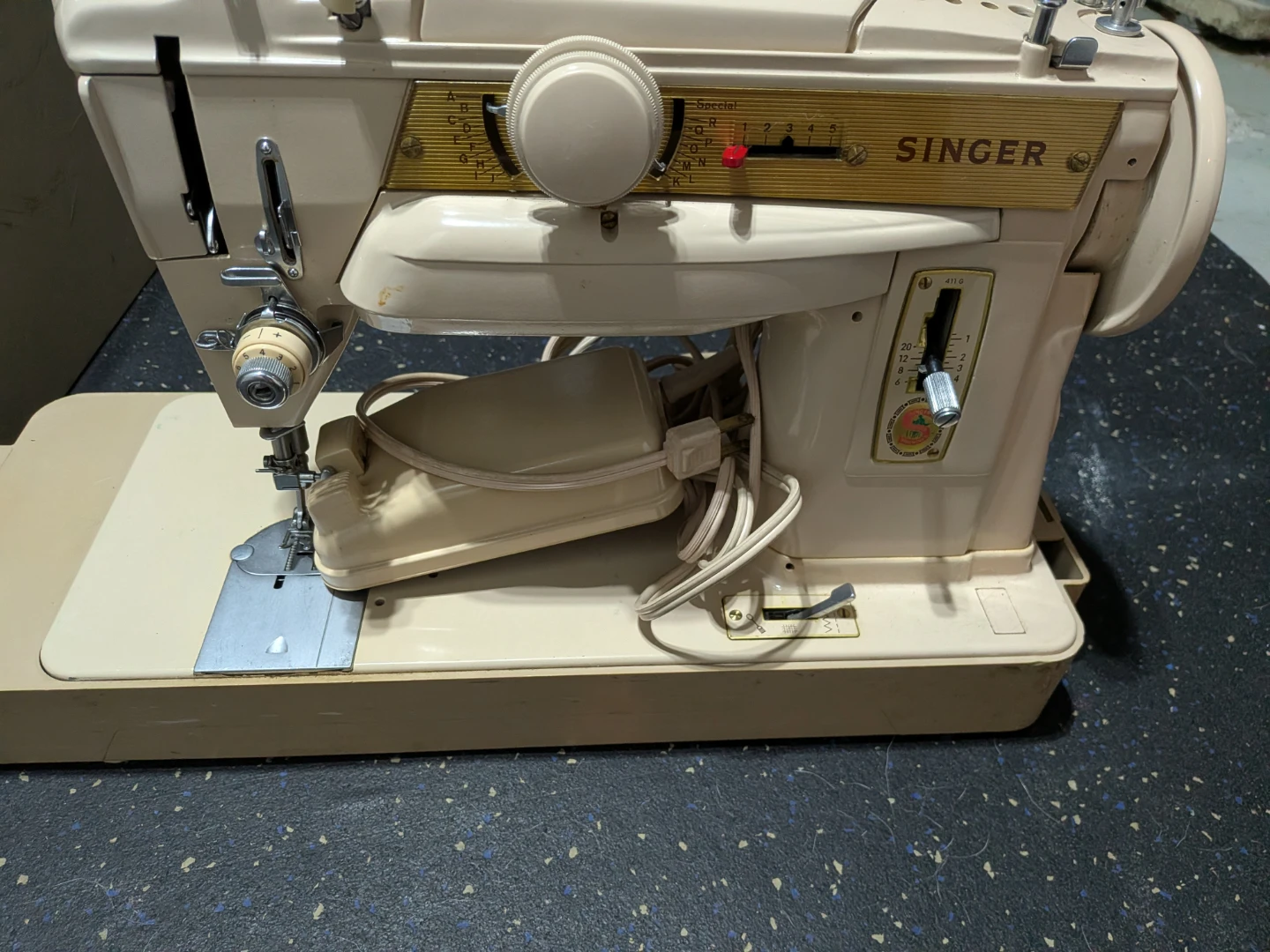 Vintage Singer 411G Sewing Machine - photo 5