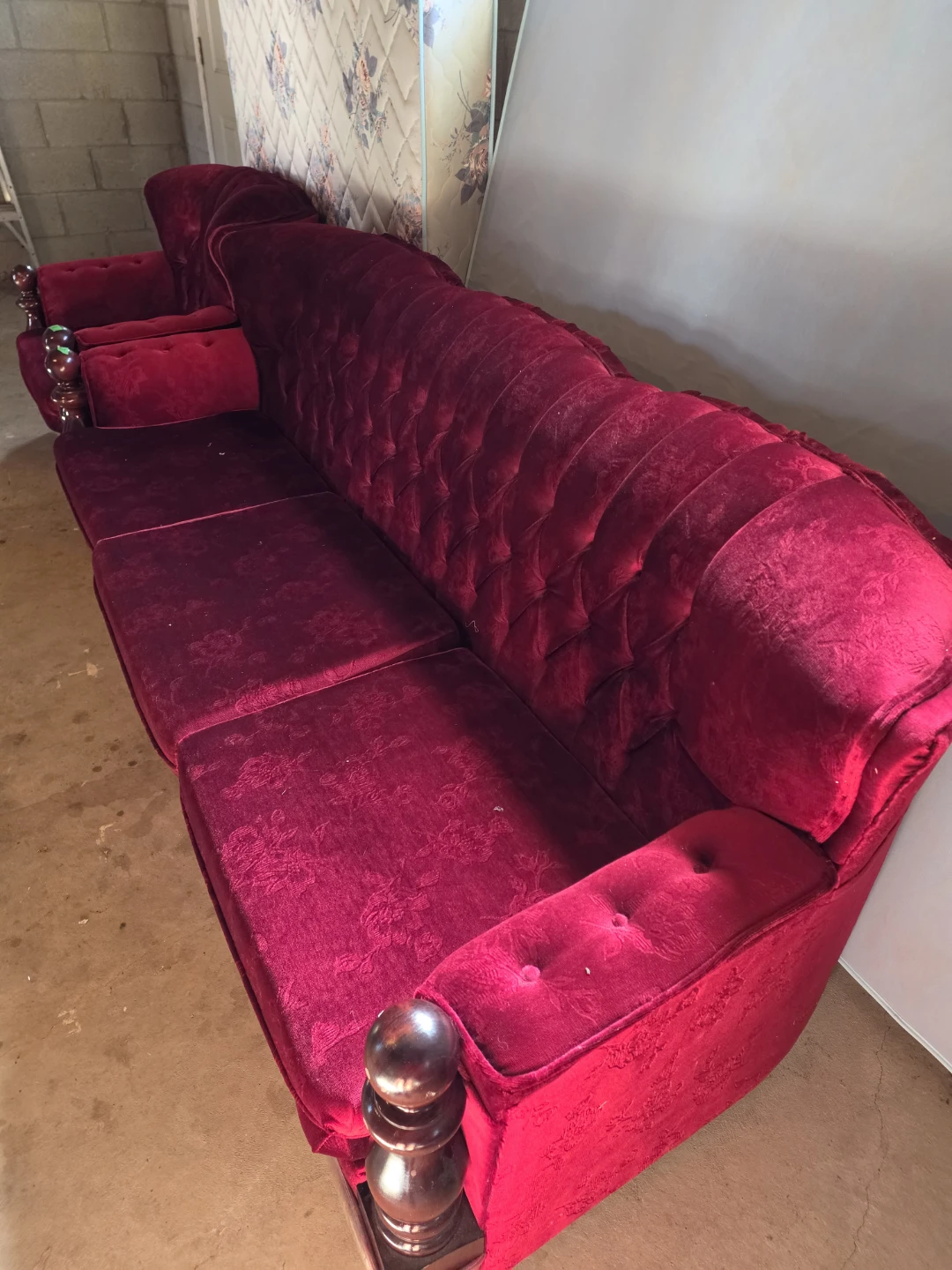 Vintage tufted red velvet sofa - photo 3