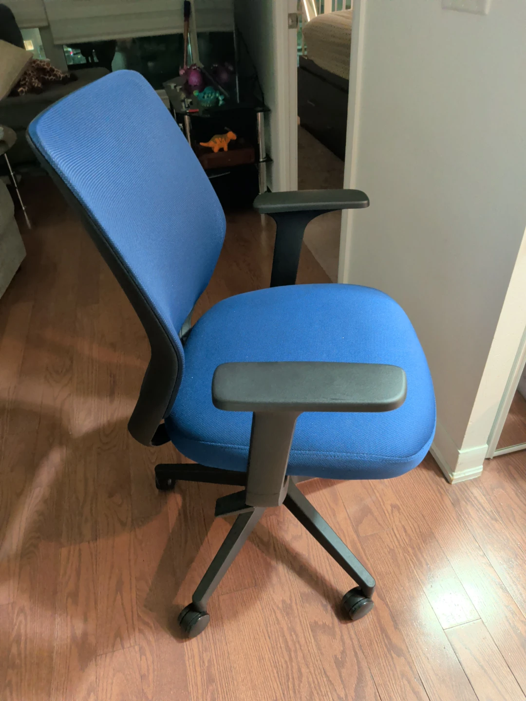 Blue mesh office task chair - photo 2