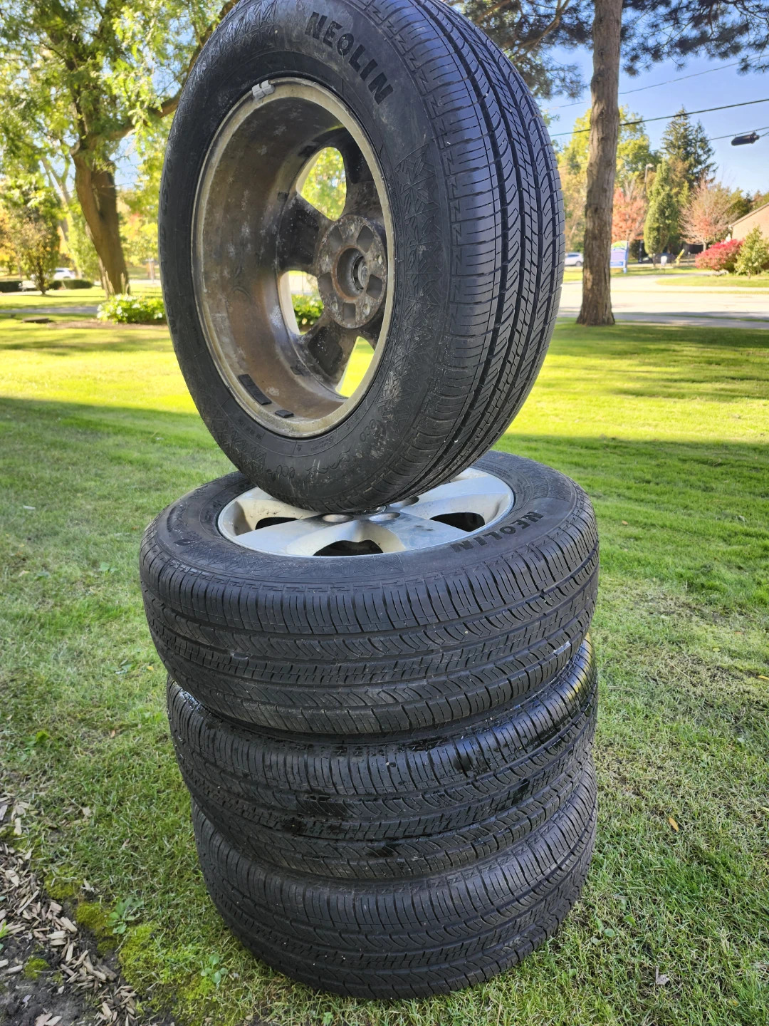 Set of 4 All season like new Tires on alloy Rims with sensor - photo 4