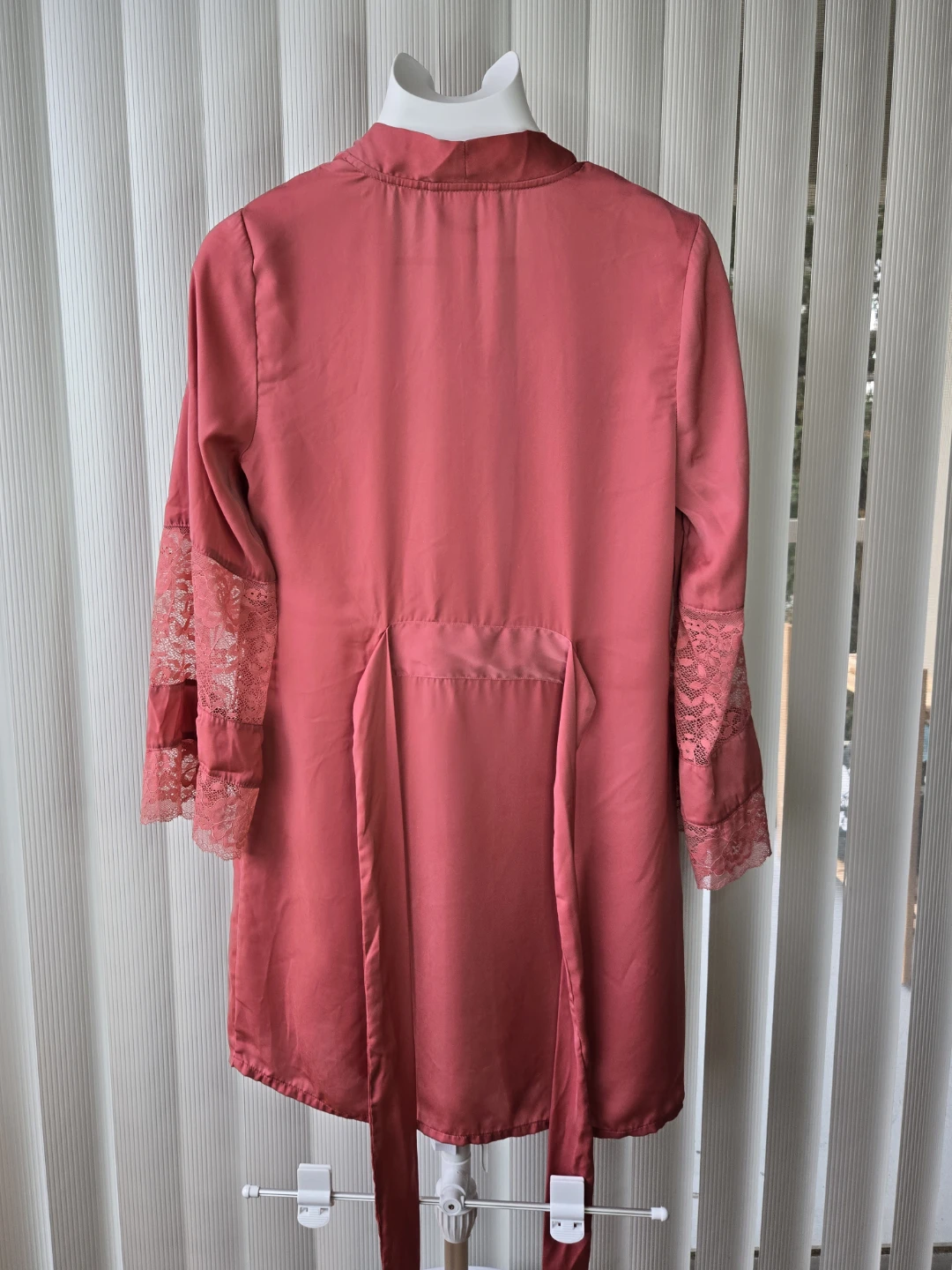 La Vie en Rose Dusty Pink Lace-sleeve Robe - Size XS/S - photo 2