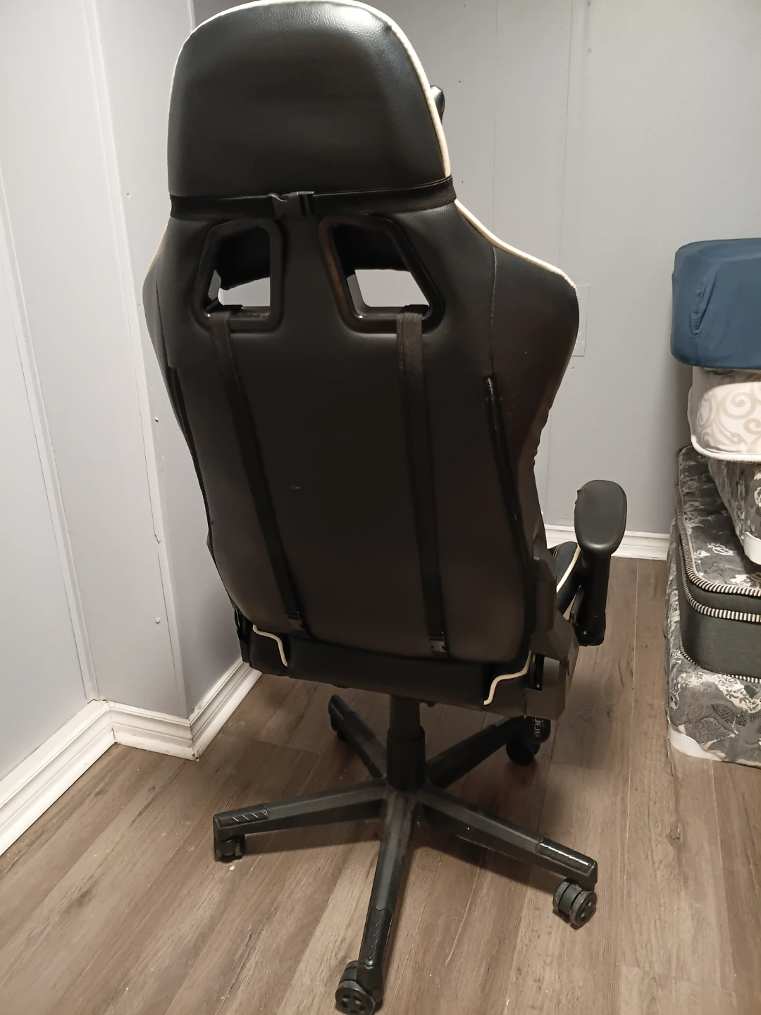 DJW Gaming Chair with Footrest - photo 3