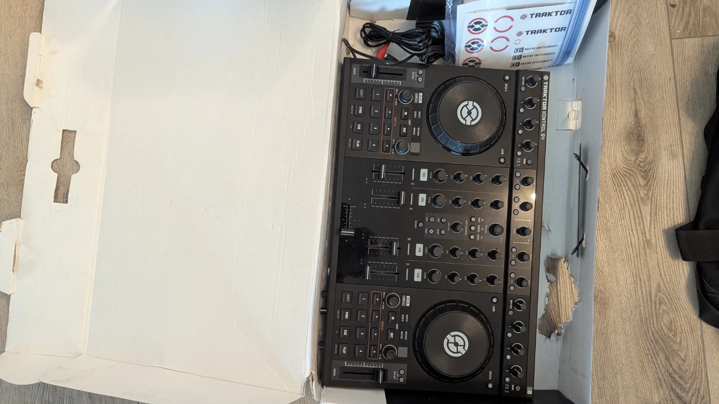 Native Instruments Traktor Kontrol S4 DJ Controller - photo 2