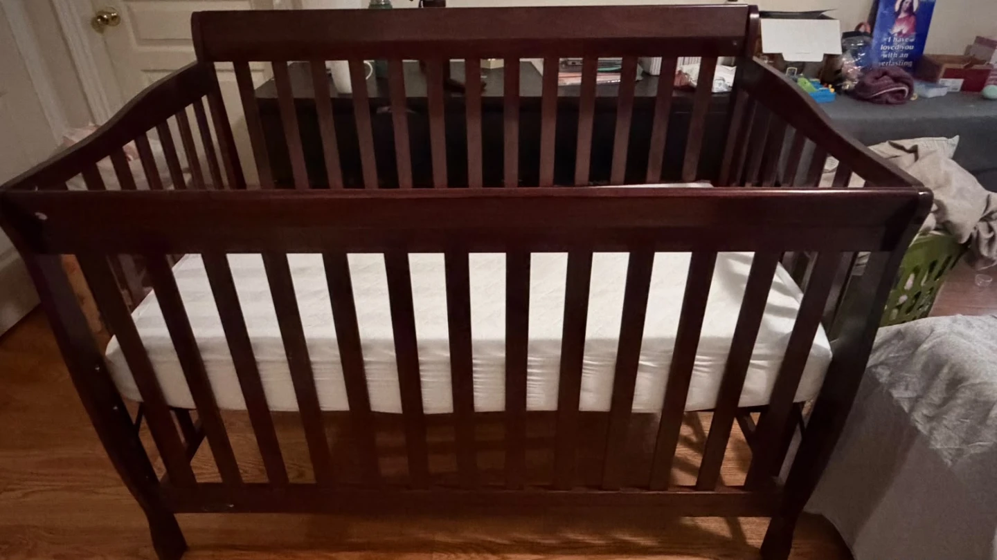 Dark wood baby crib with mattress (rarely used) - photo 3