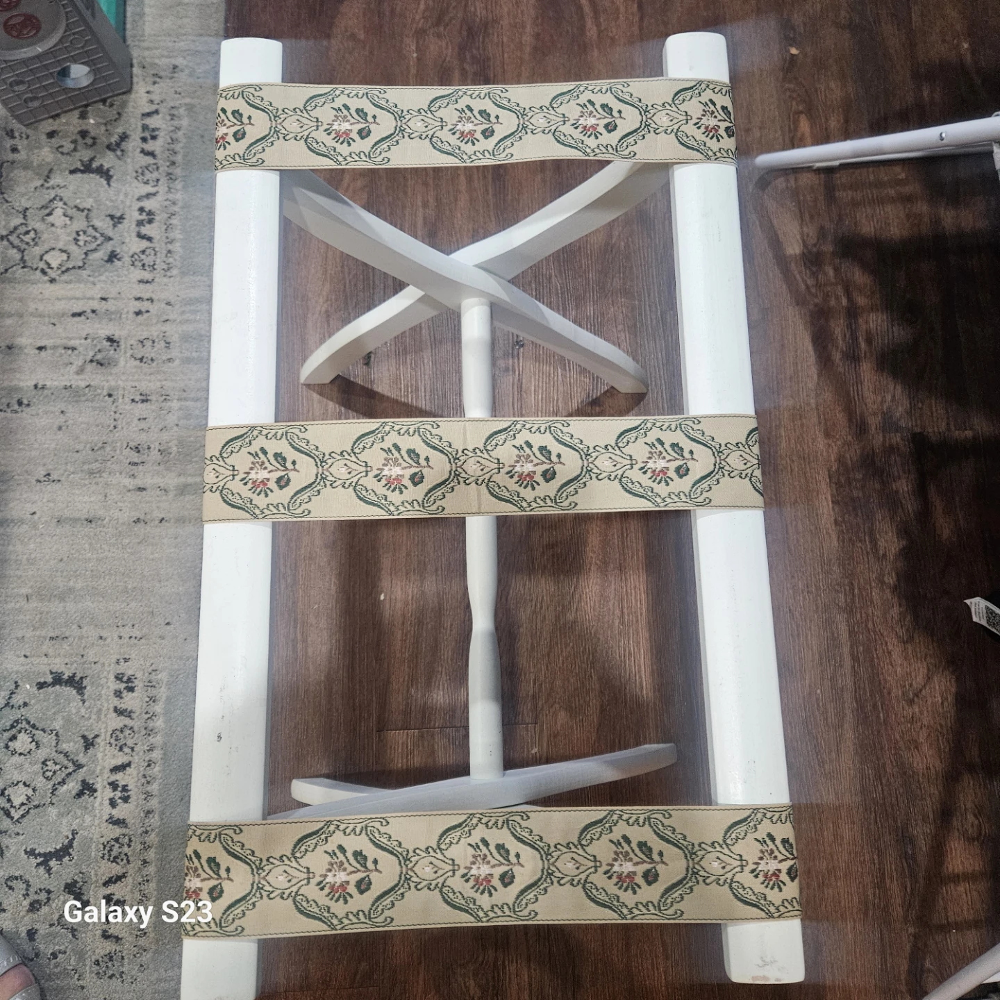 White Luggage Rack with Floral Straps - photo 2