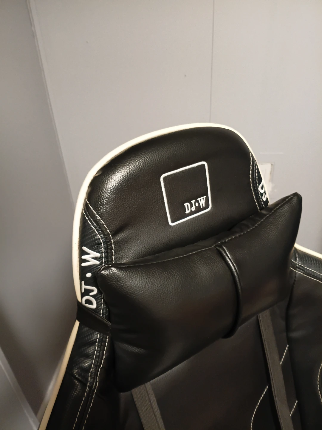 DJW Gaming Chair with Footrest - photo 2