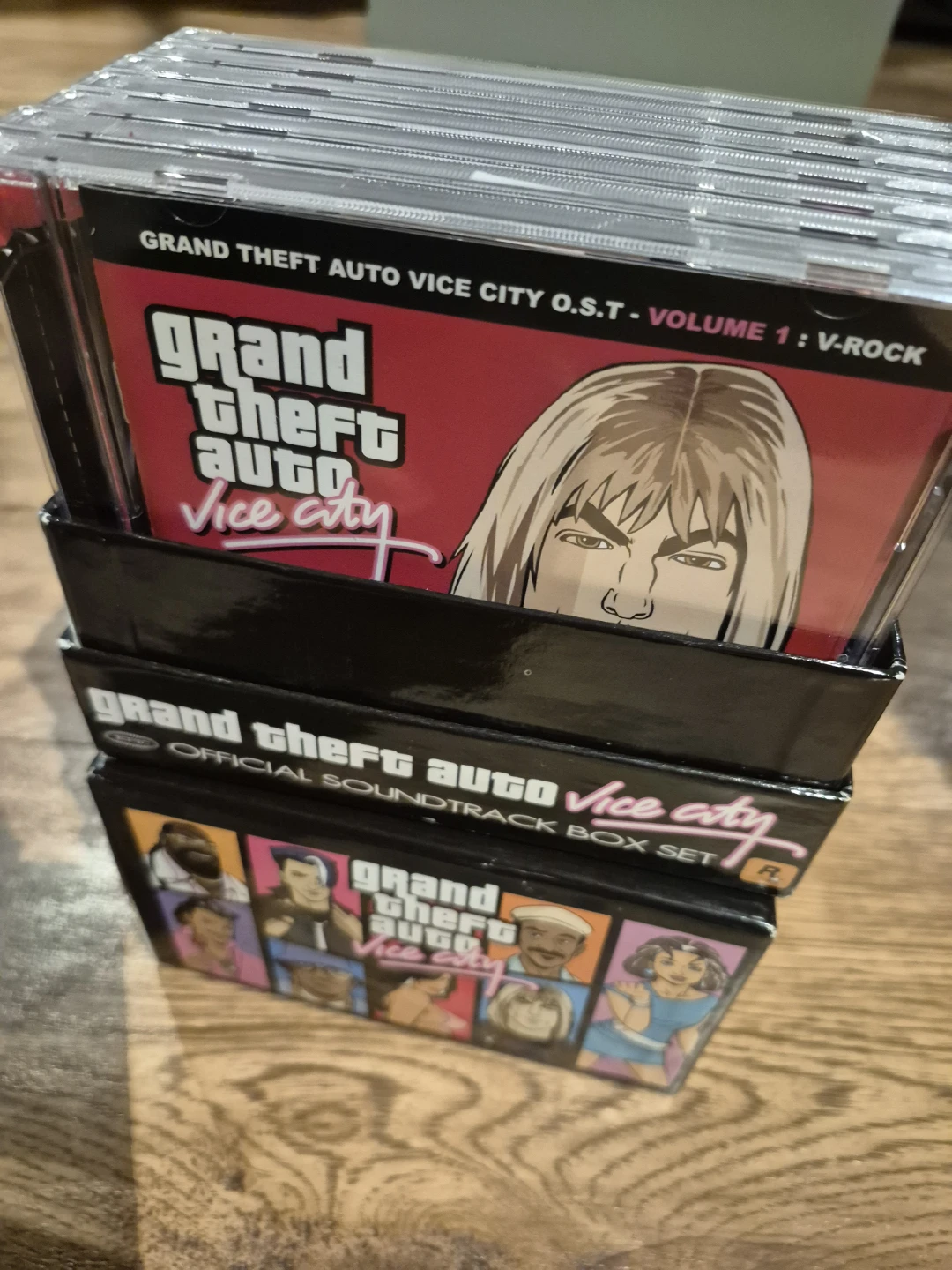 Grand Theft Auto Vice City Official Soundtrack Box Set - photo 4