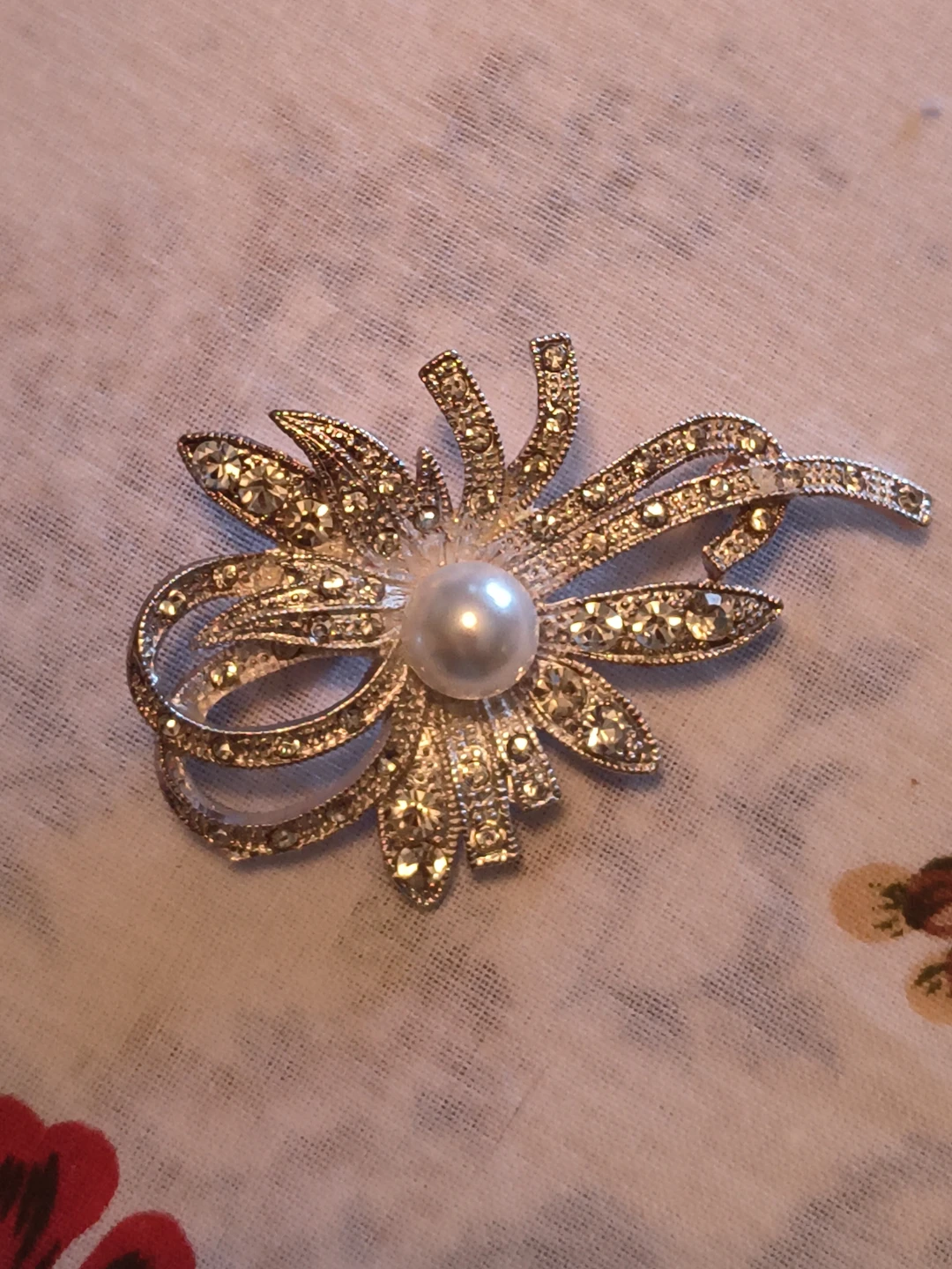 Pearl centre vintage-style rhinestone brooch - photo 3