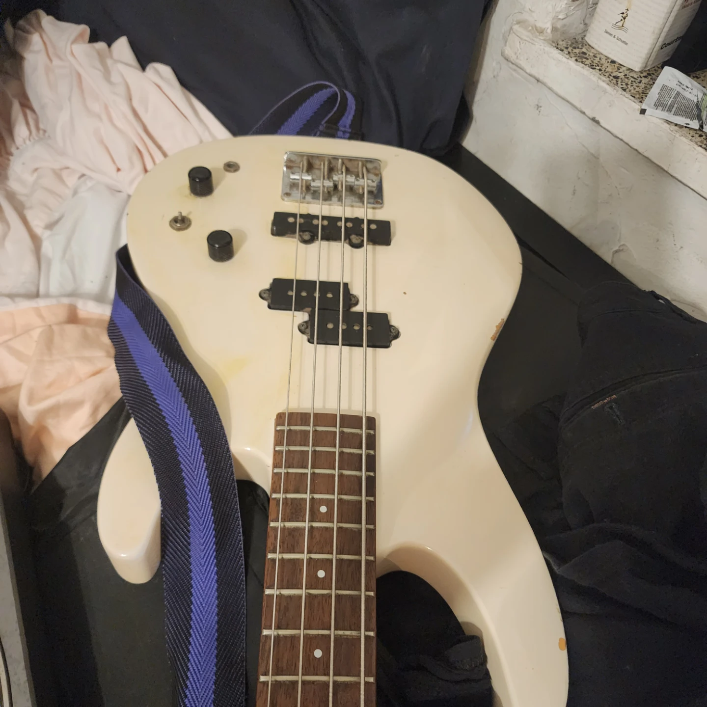 White 4-string electric bass guitar - photo 3