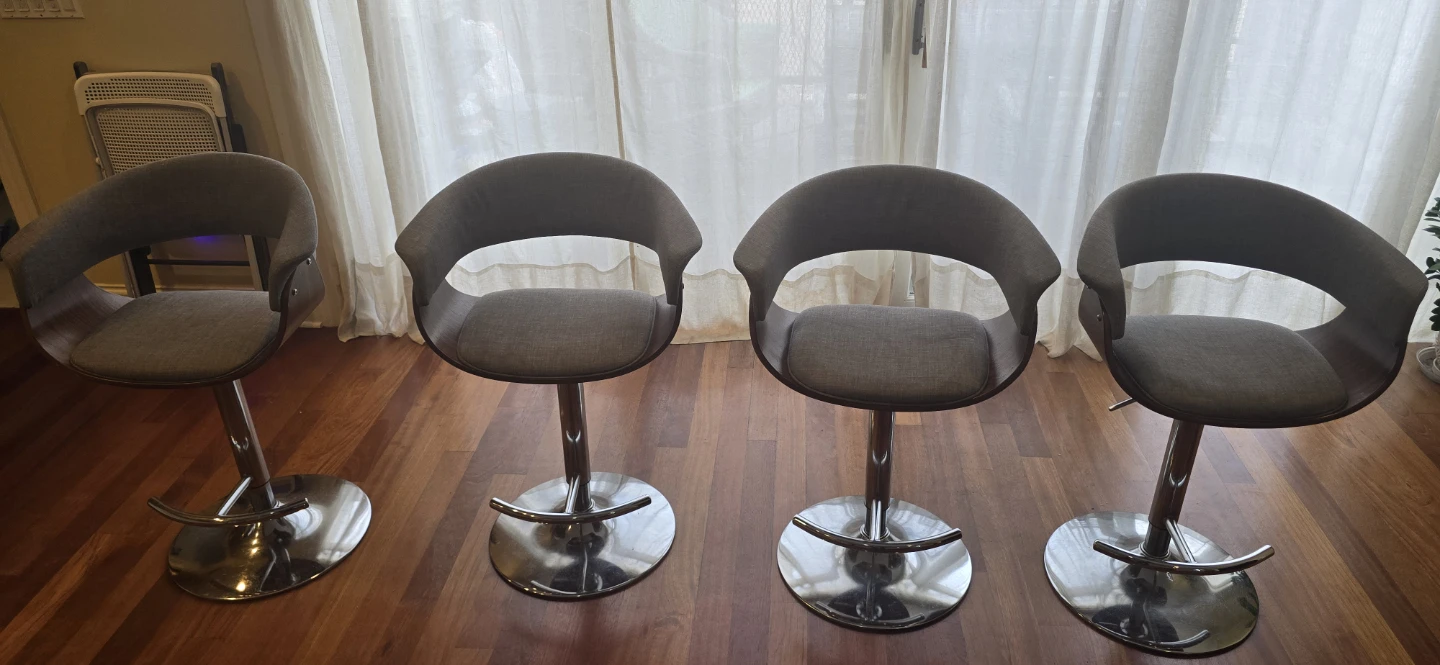 Set of 4 - Swivel Bar stools (adjustable height)