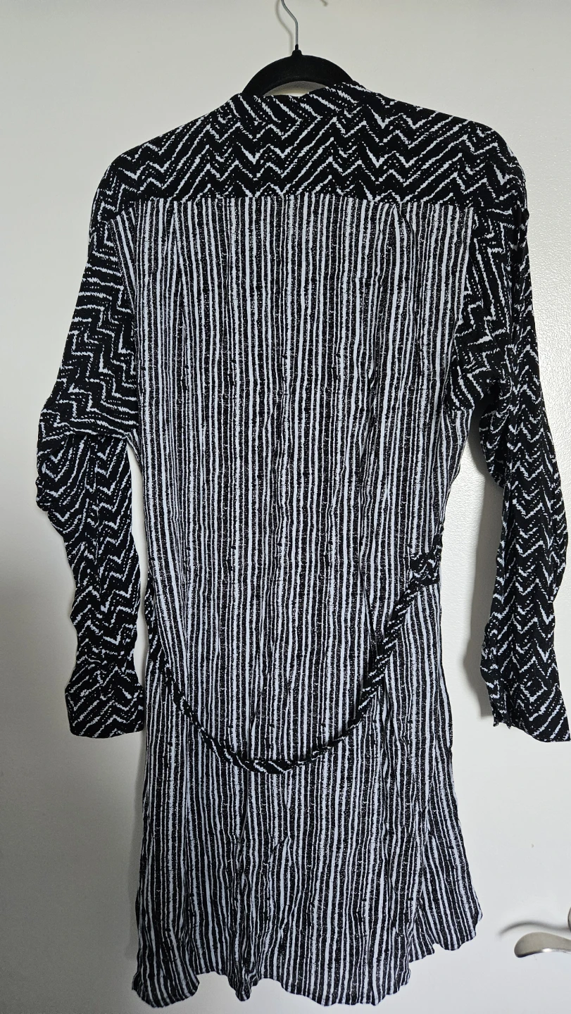 Black and White Patterned Tunic with belt, Size Medium - photo 4