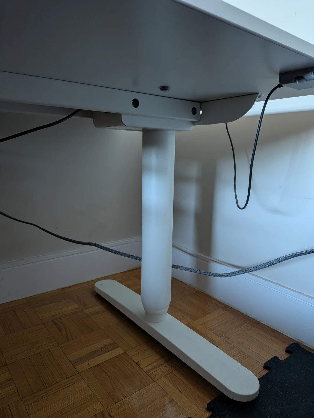IKEA Bekant White Electric Adjustable Standing Desk - photo 3