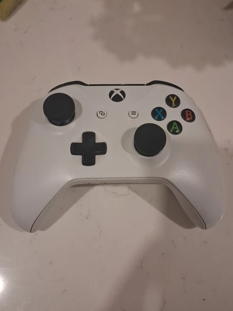 Selection of Xbox Wireless Controllers - photo 3