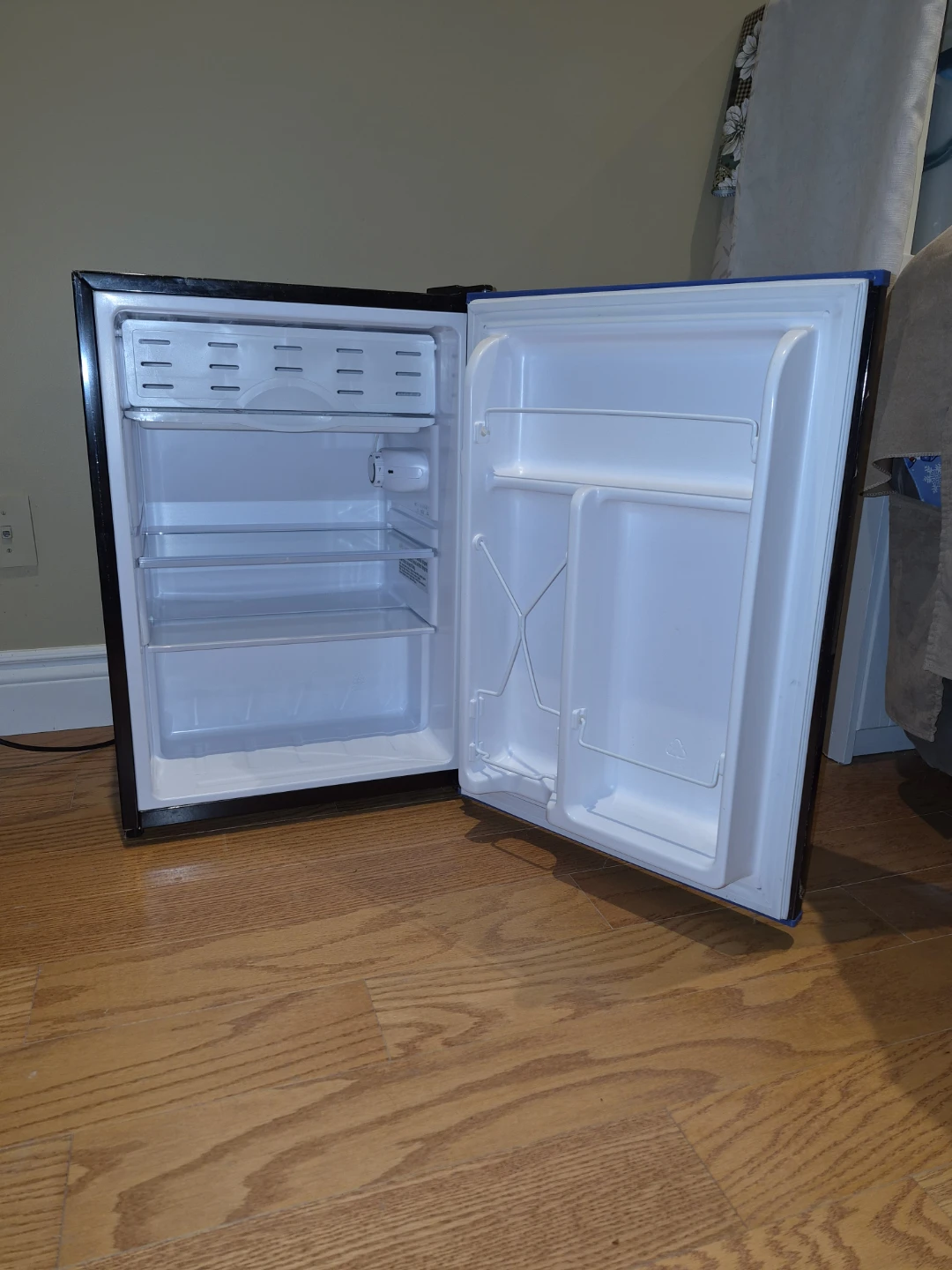 Insignia Compact Refrigerator NS-CF26BL7-C