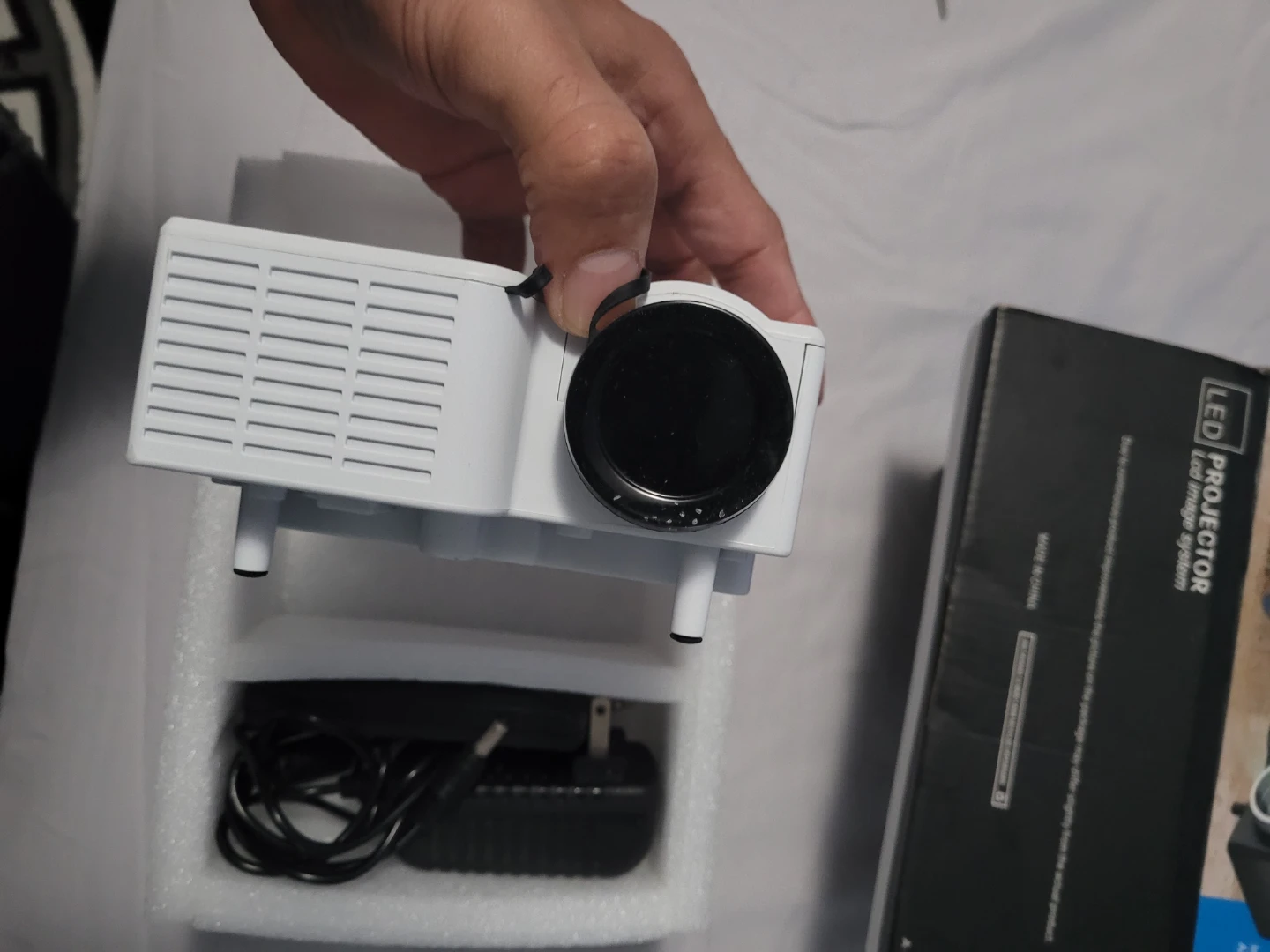 LED Projector with Remote - photo 5