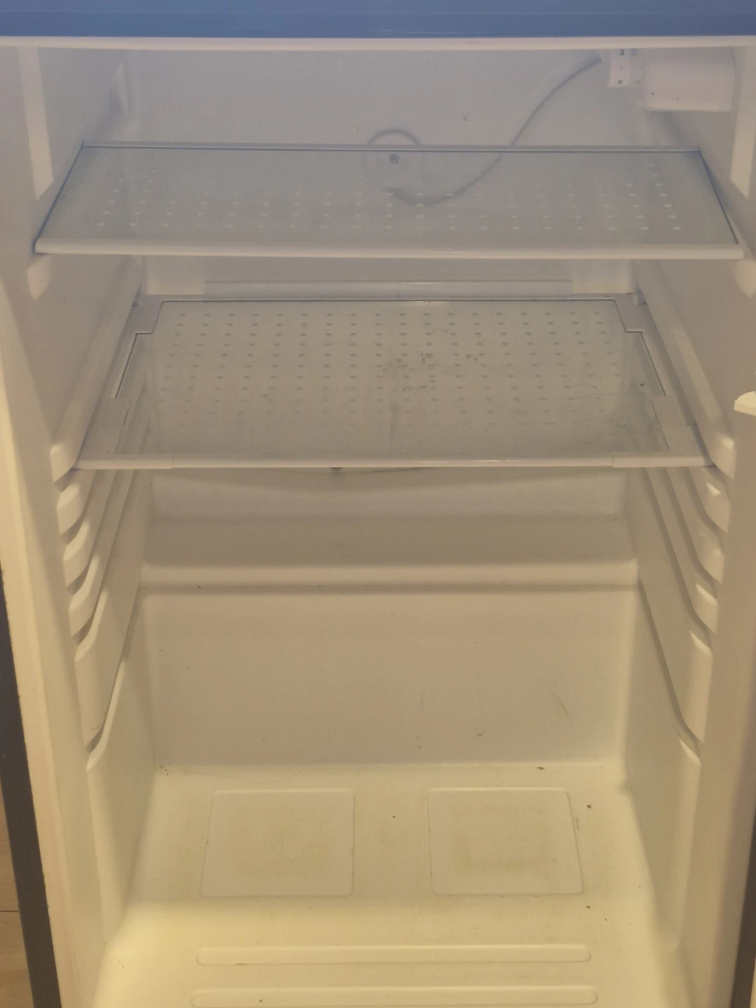 FREE  Mini fridge  Sylvania  (AS IS) - photo 4