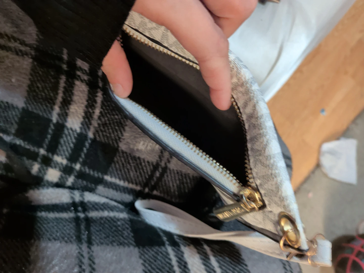 Michael Kors White Monogram Wristlet - photo 5