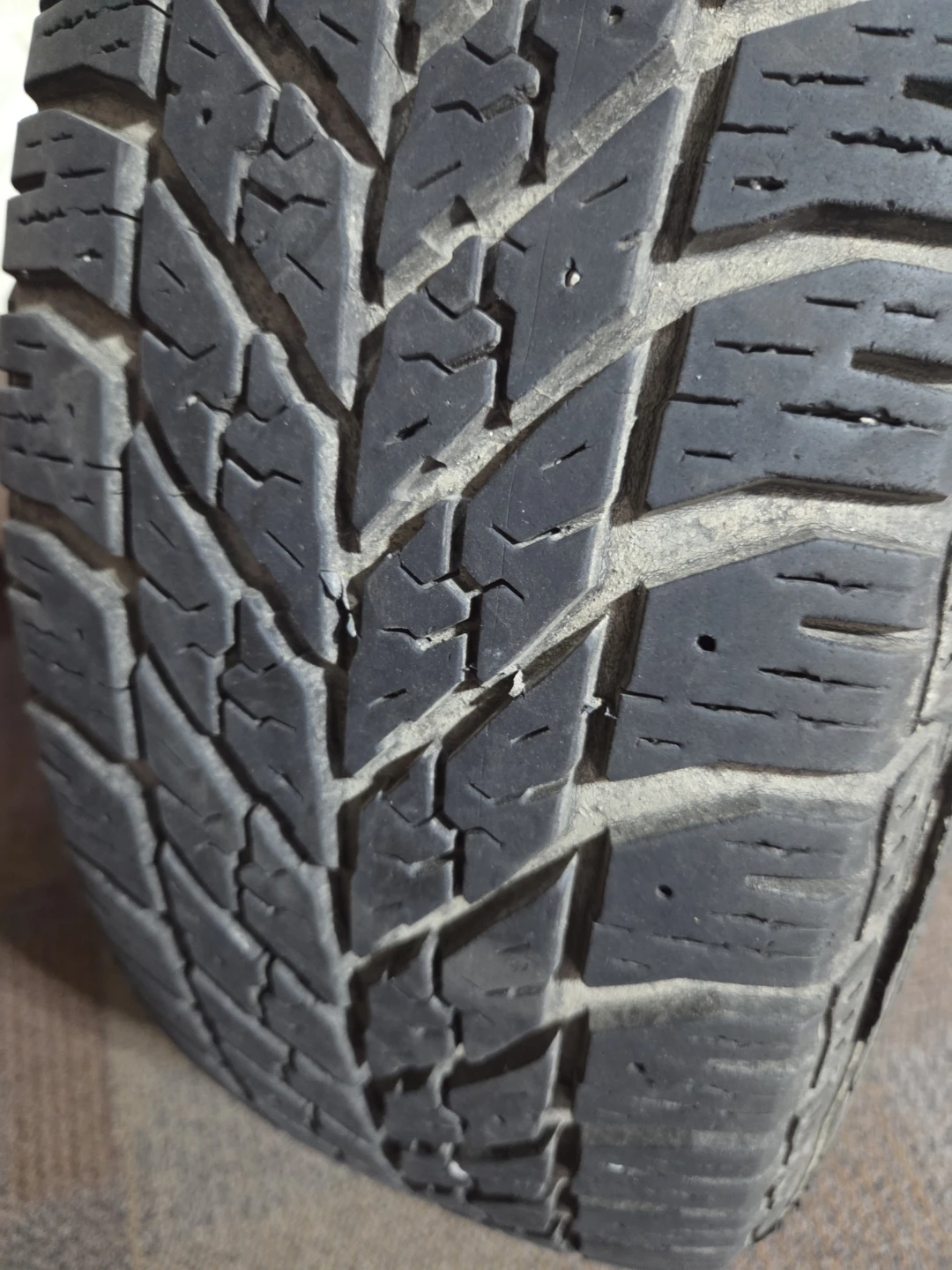 Set of 4 Goodyear Ultra Grip Winter Tire with Rim 215/60R16 - photo 4