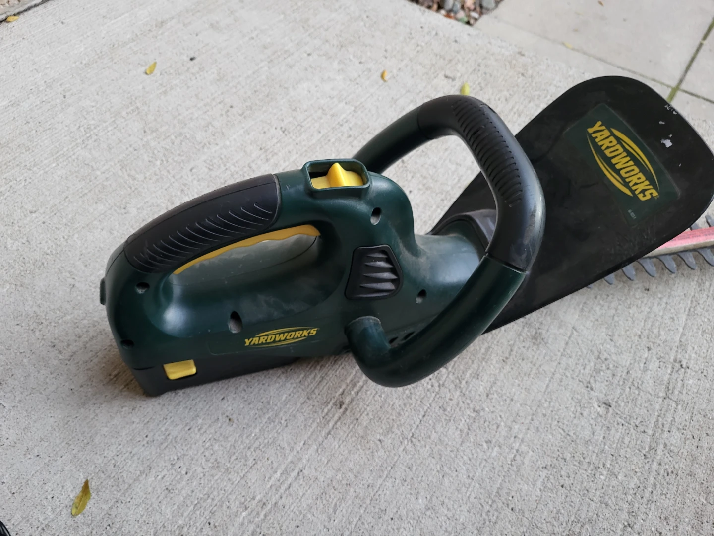 Yardworks 18V 20-inch Cordless Hedge Trimmer - photo 4