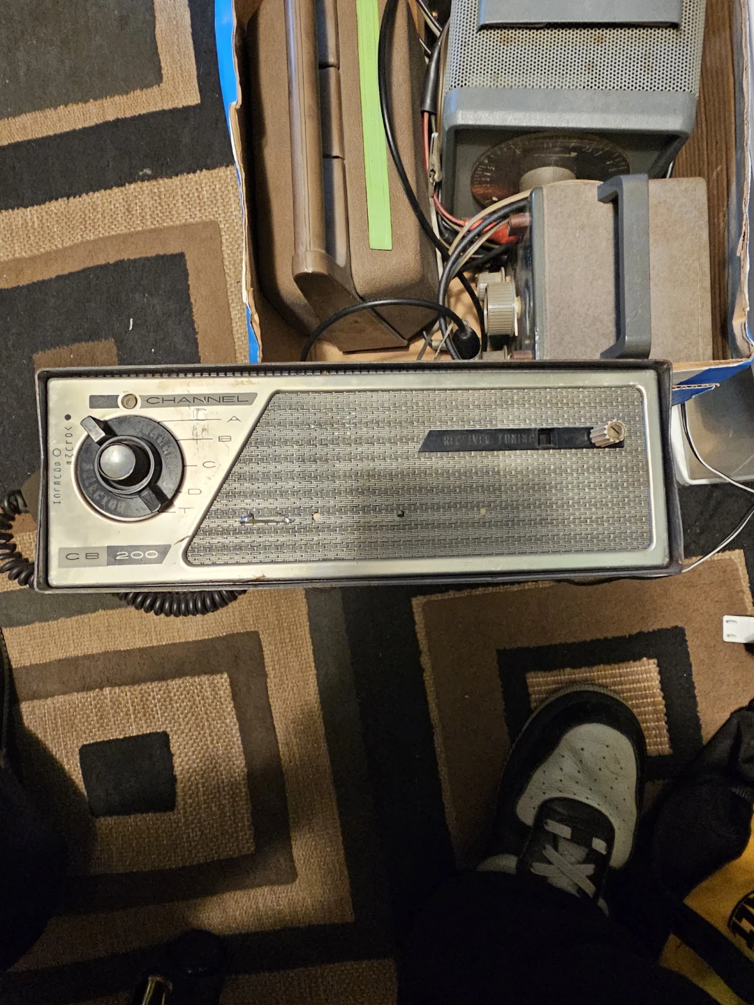 Globe Electronics CB-200 Citizens Band Radio