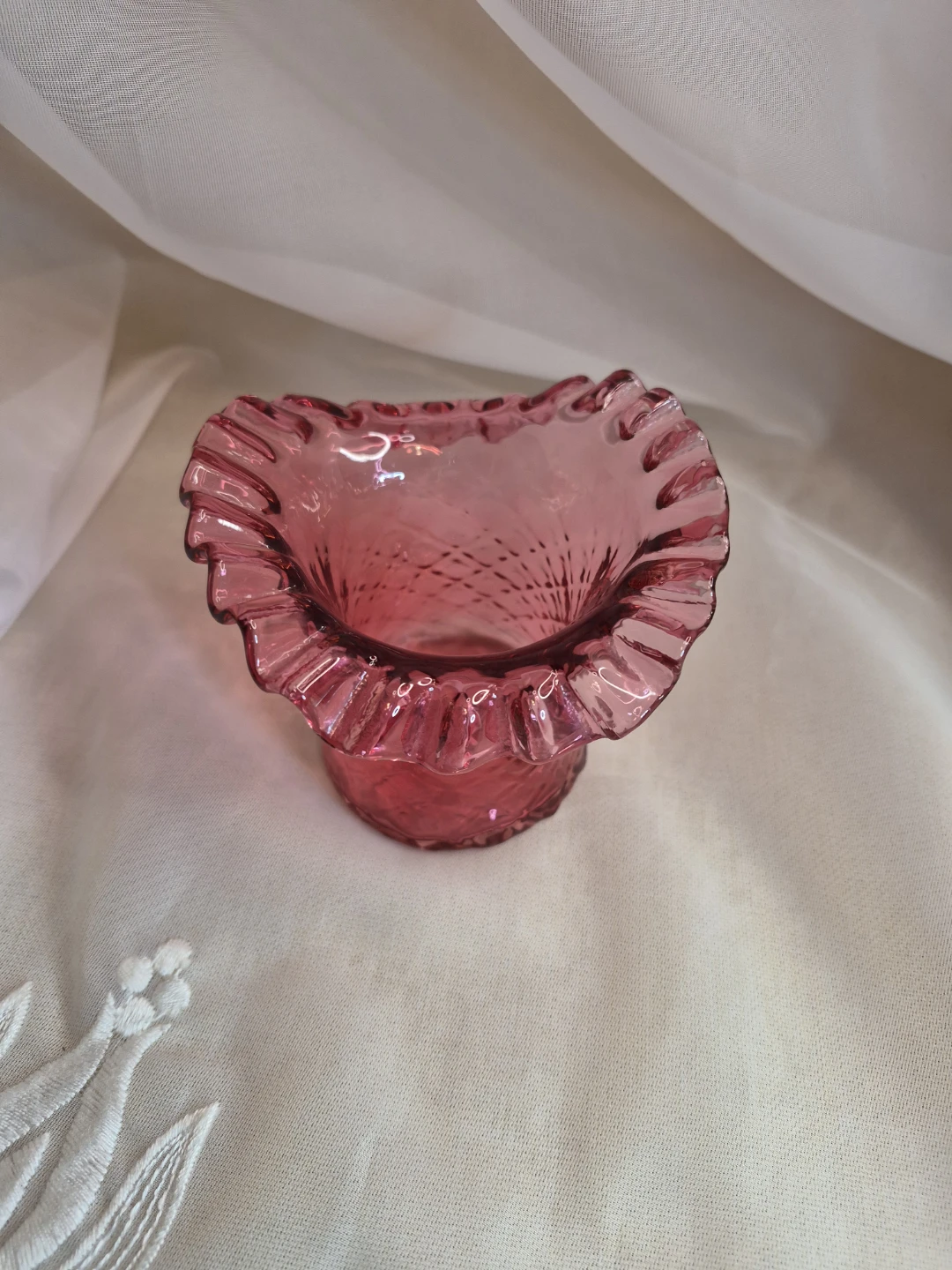 Beautiful Vintage 3 1/2" x 4" Cranberry Art Glass Hat Vase Decor - photo 3