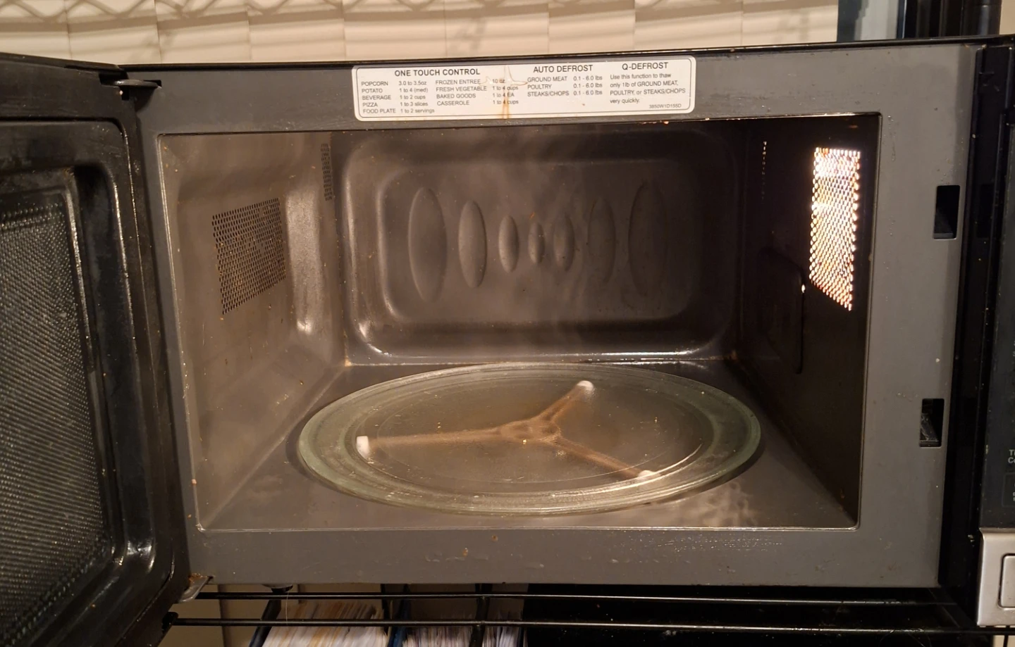 LG Microwave - photo 2