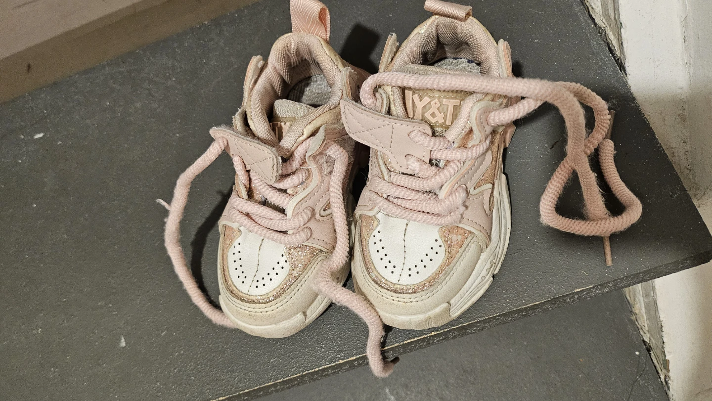 IY&T Toddler Sneakers Pink Size 6. - photo 2