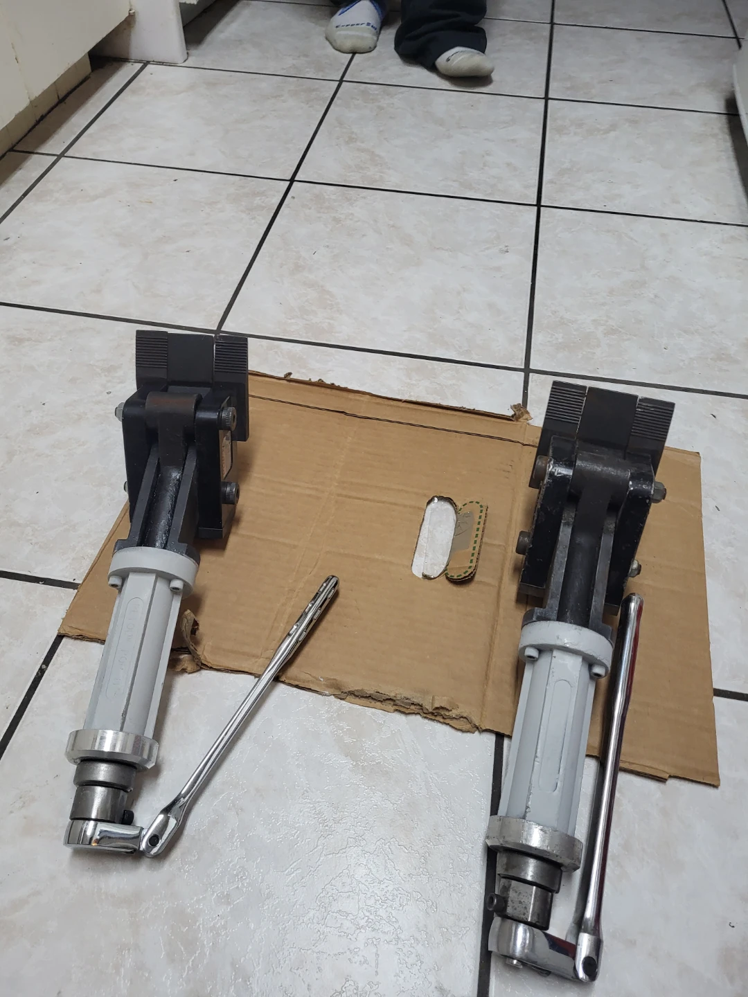 Pop-it flange spreader