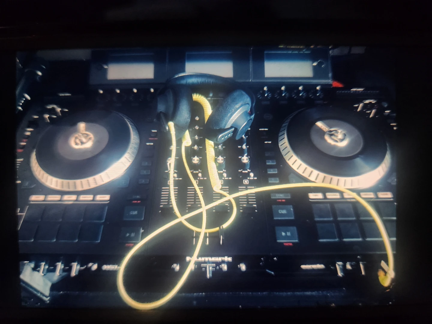 Numark NS7III DJ Controller - photo 2