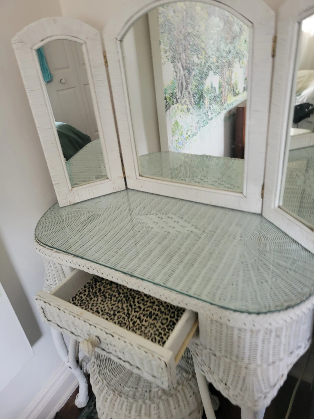 White Wicker Vanity with Tri-fold Mirror and Stool - photo 4