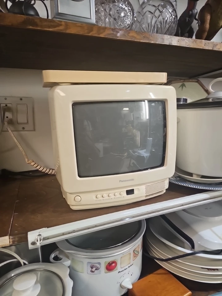 Vintage Panasonic CT-9R11A Color TV