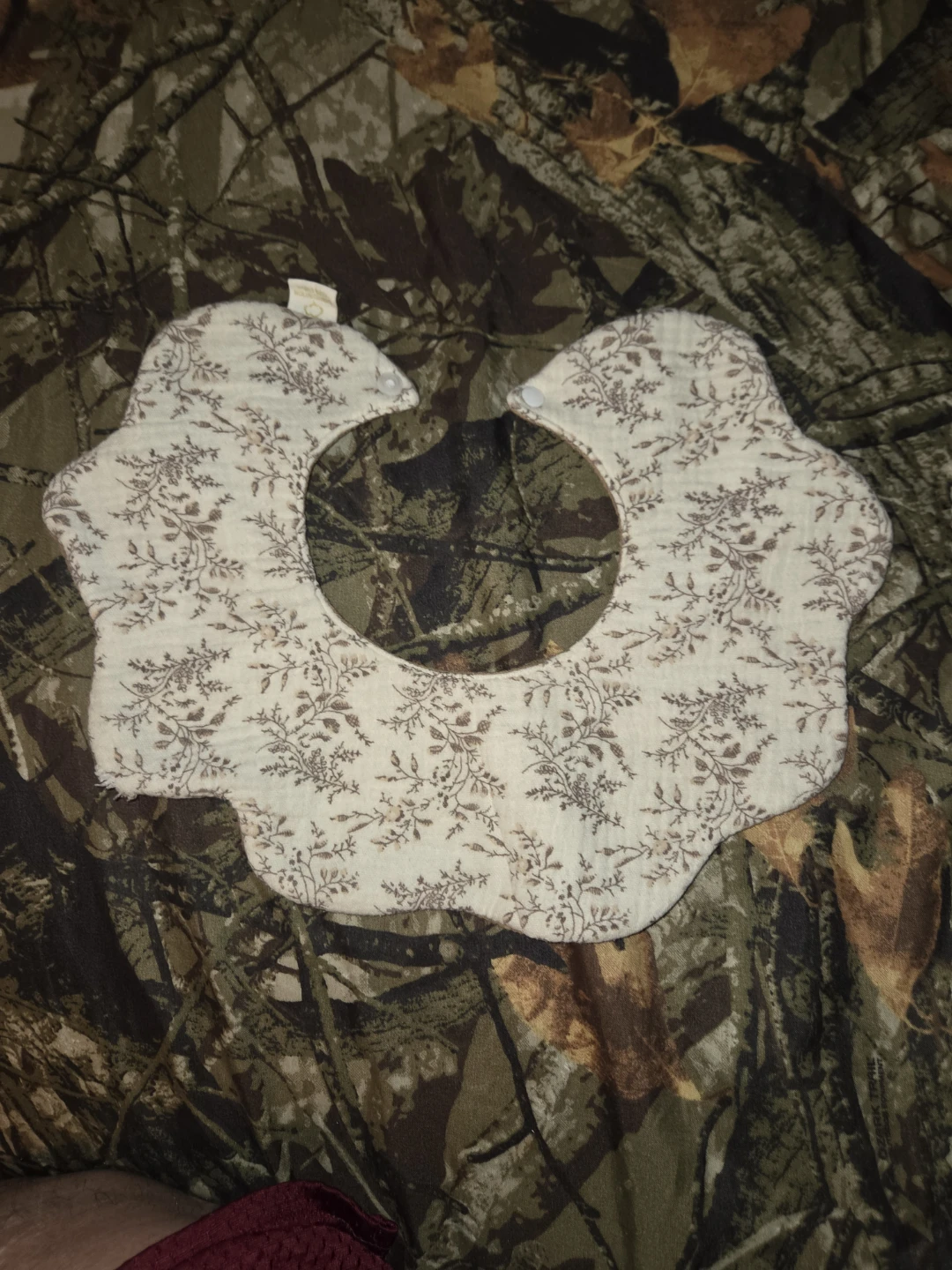 'Budding Flowers' Scalloped Infant Bib - photo 3