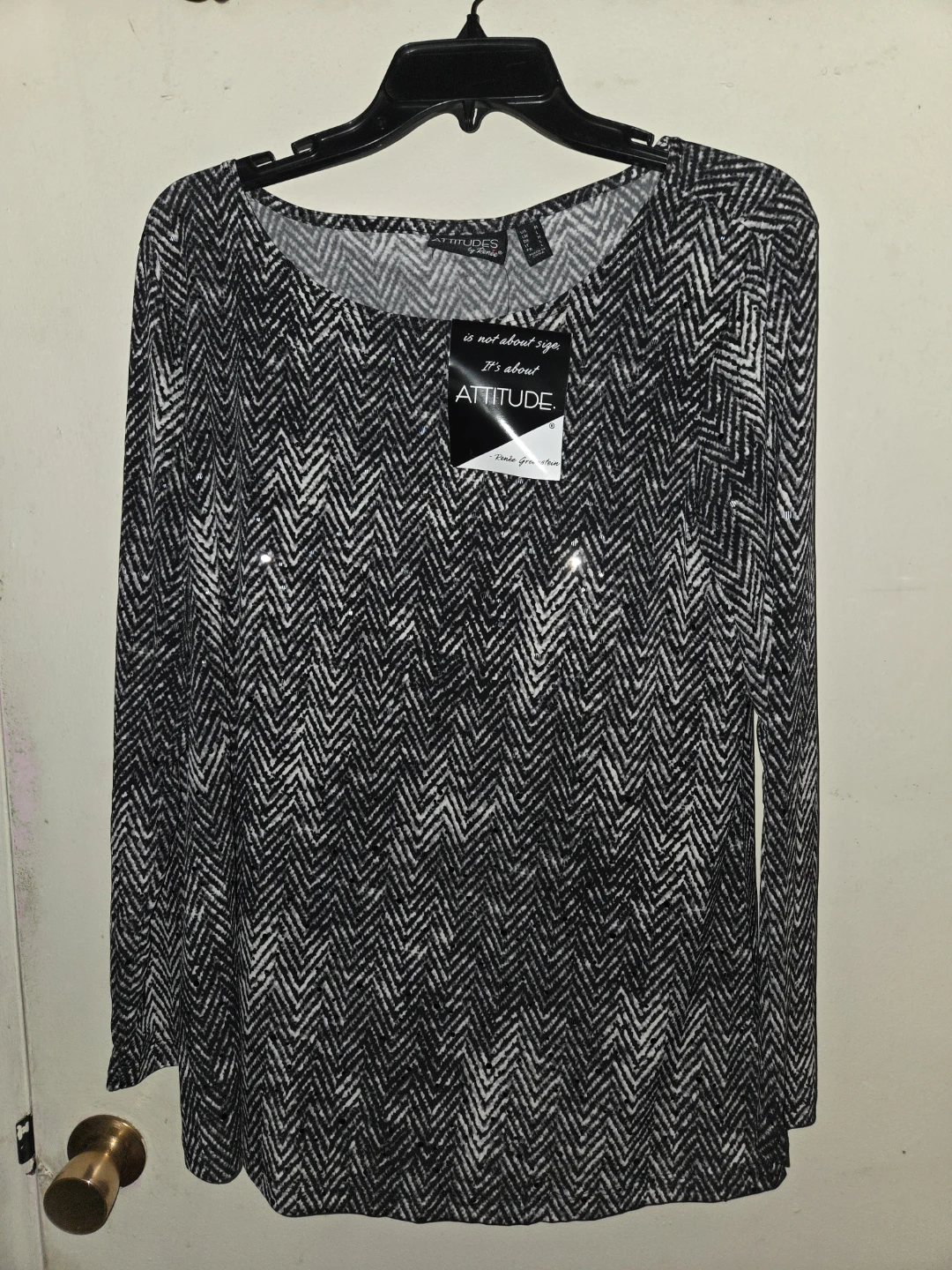 Attitudes By Renee Zig Zag B&W Long-Sleeved Top in a Ladies M