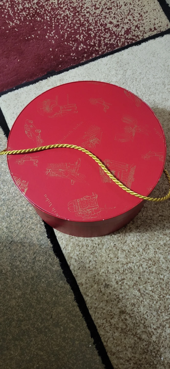 Elizabeth Arden Round Gift Box