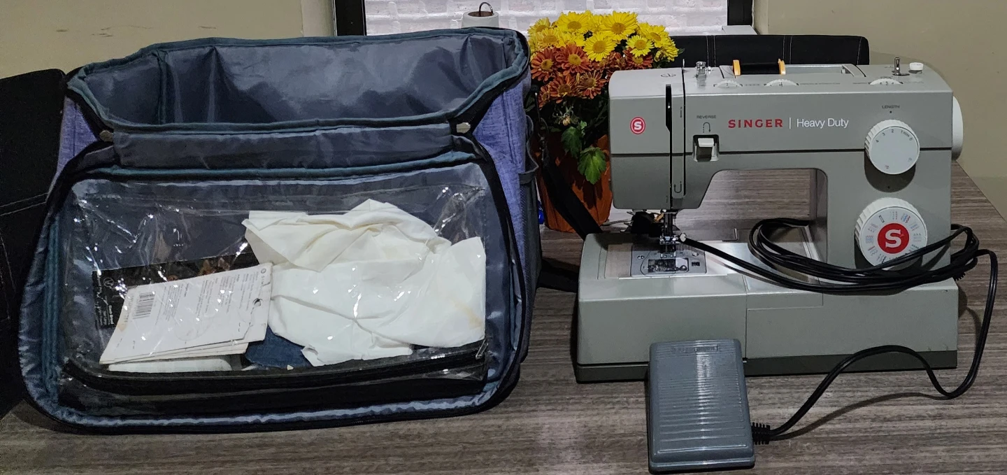 Singer Heavy Duty Sewing Machine with Carrying Case