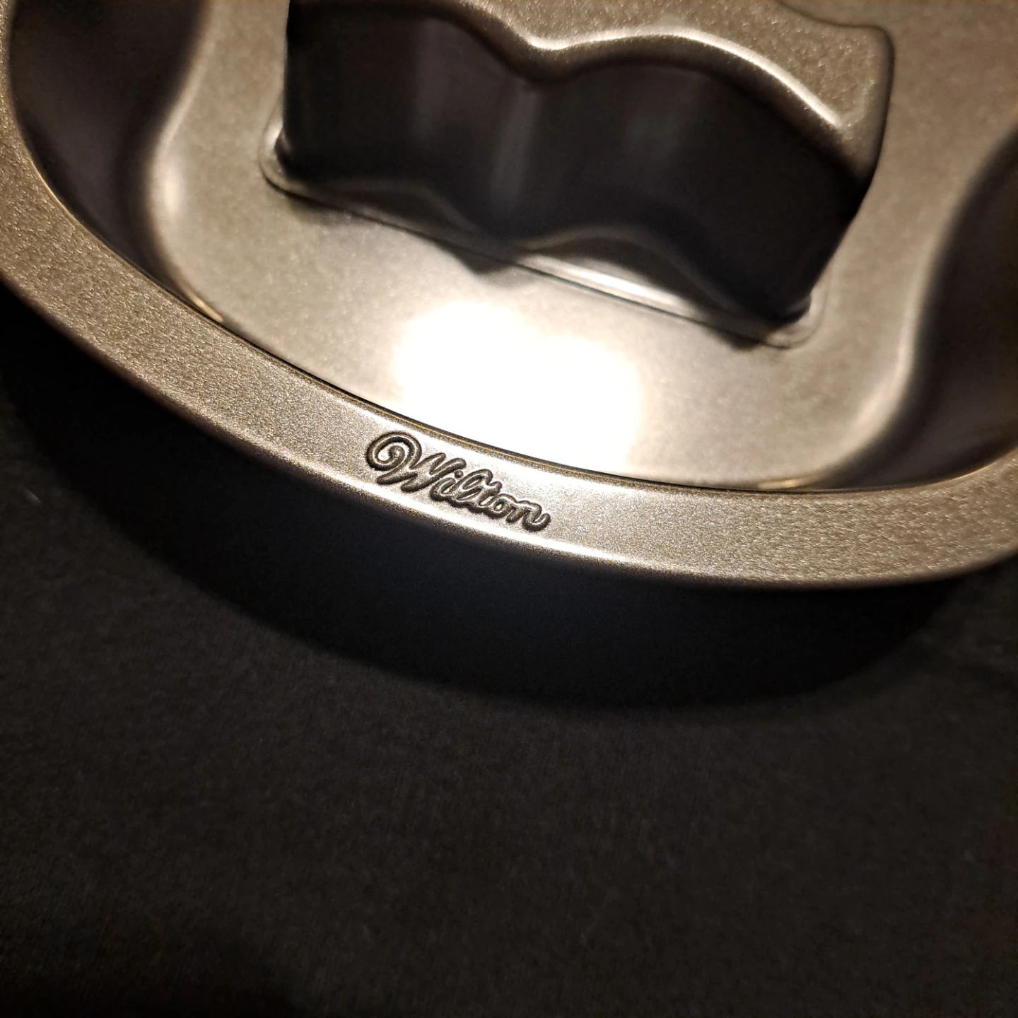 Wilton skull cake pan - photo 3
