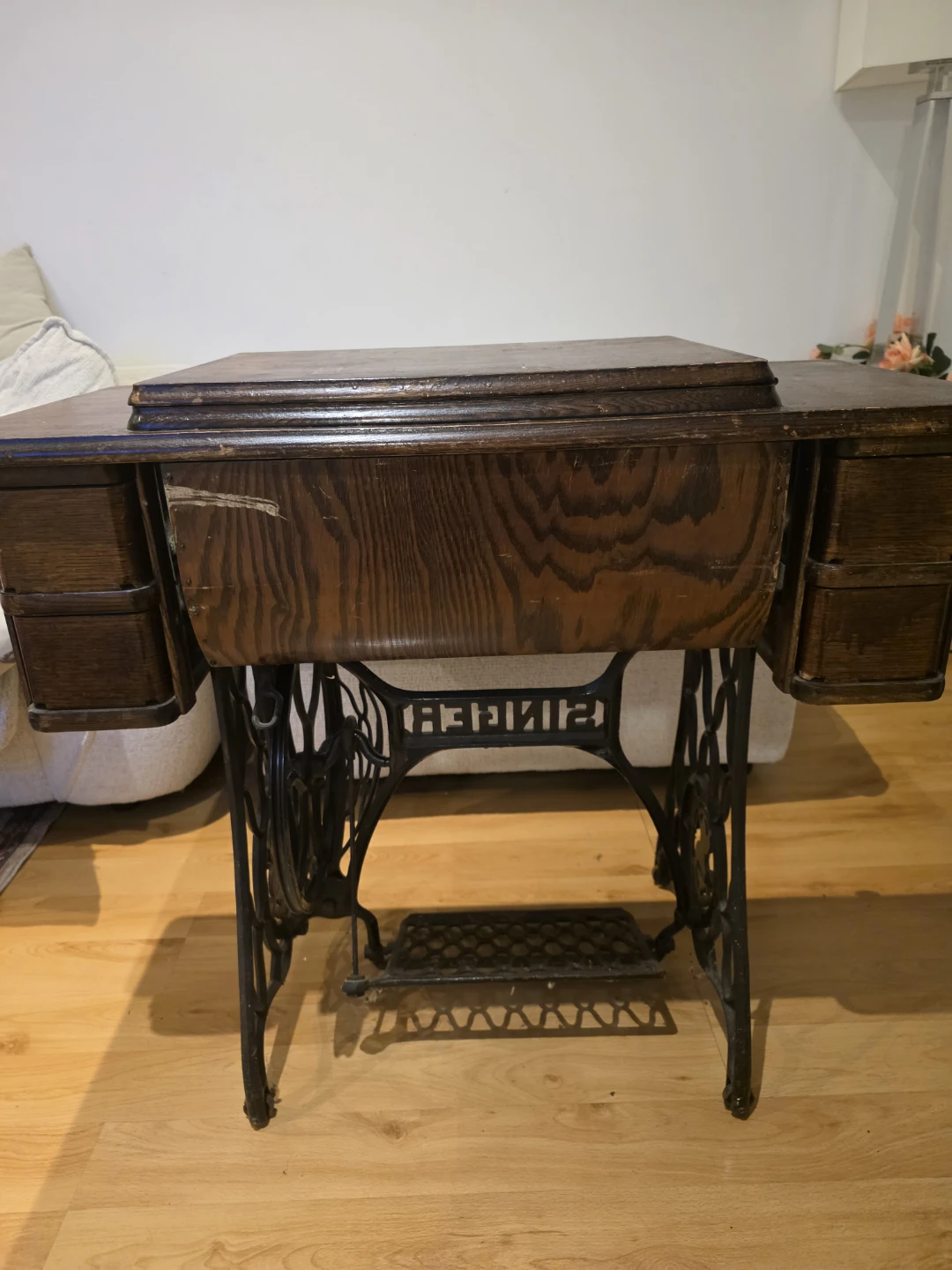 Vintage Singer Sewing Machine with Cabinet - photo 5