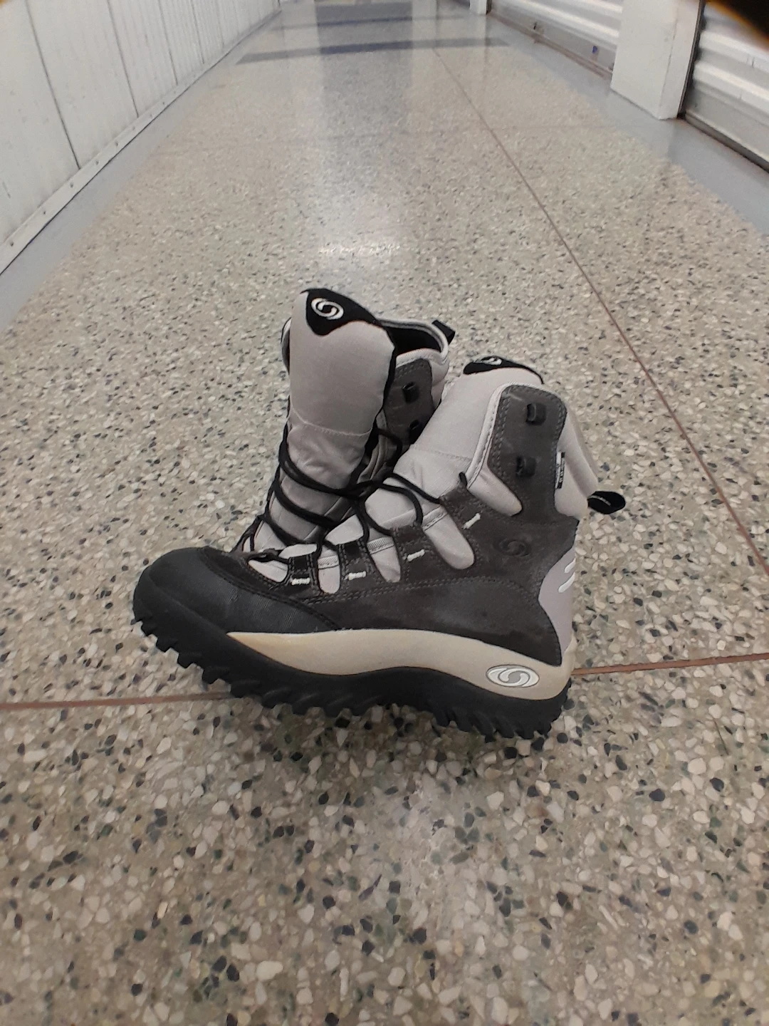 Salomon Hiking Boots Men's Size 8.5