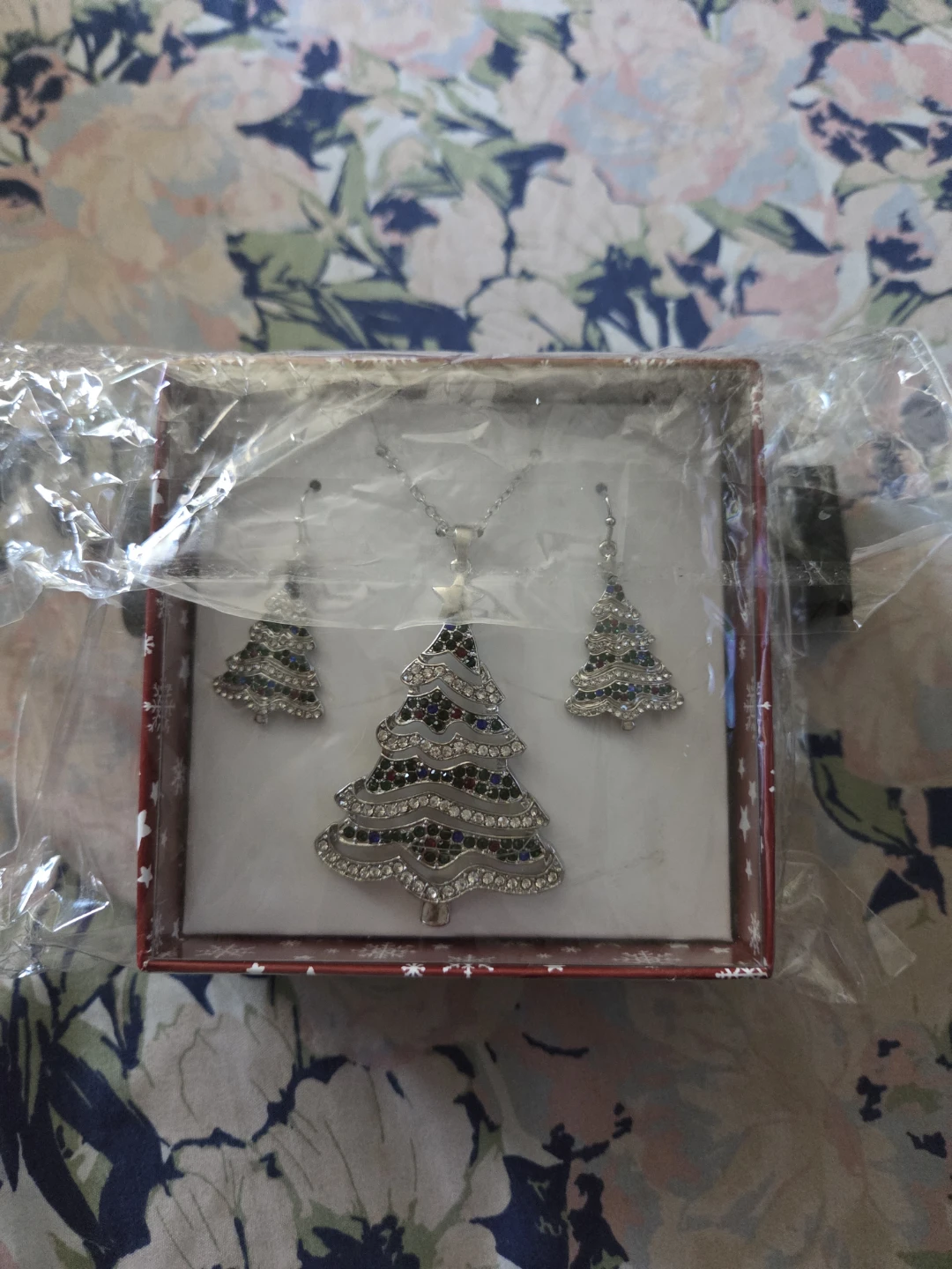 3-pc. Christmas Jewelry Set (Earring Pair + Necklace) - photo 4