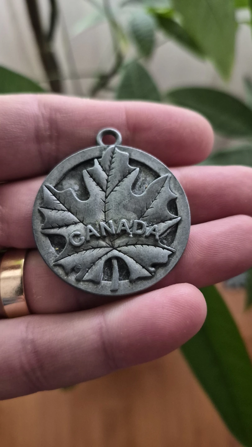 Canada maple leaf metal pendant