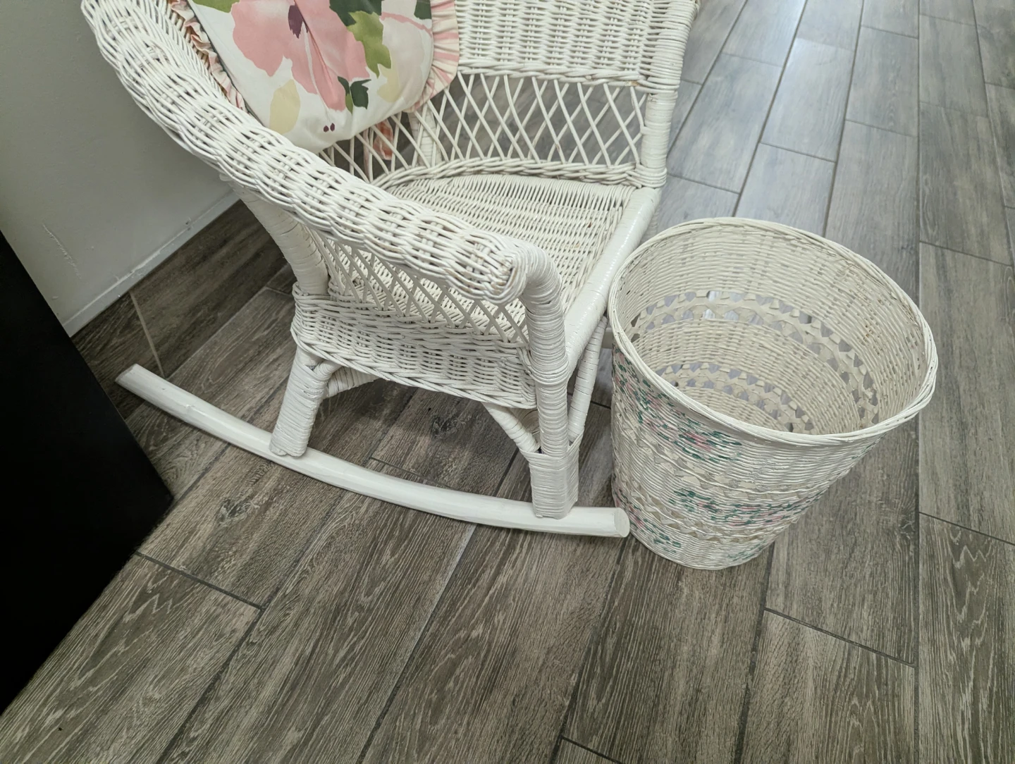 White Wicker Children's Rocking Chair and Basket Set - photo 2